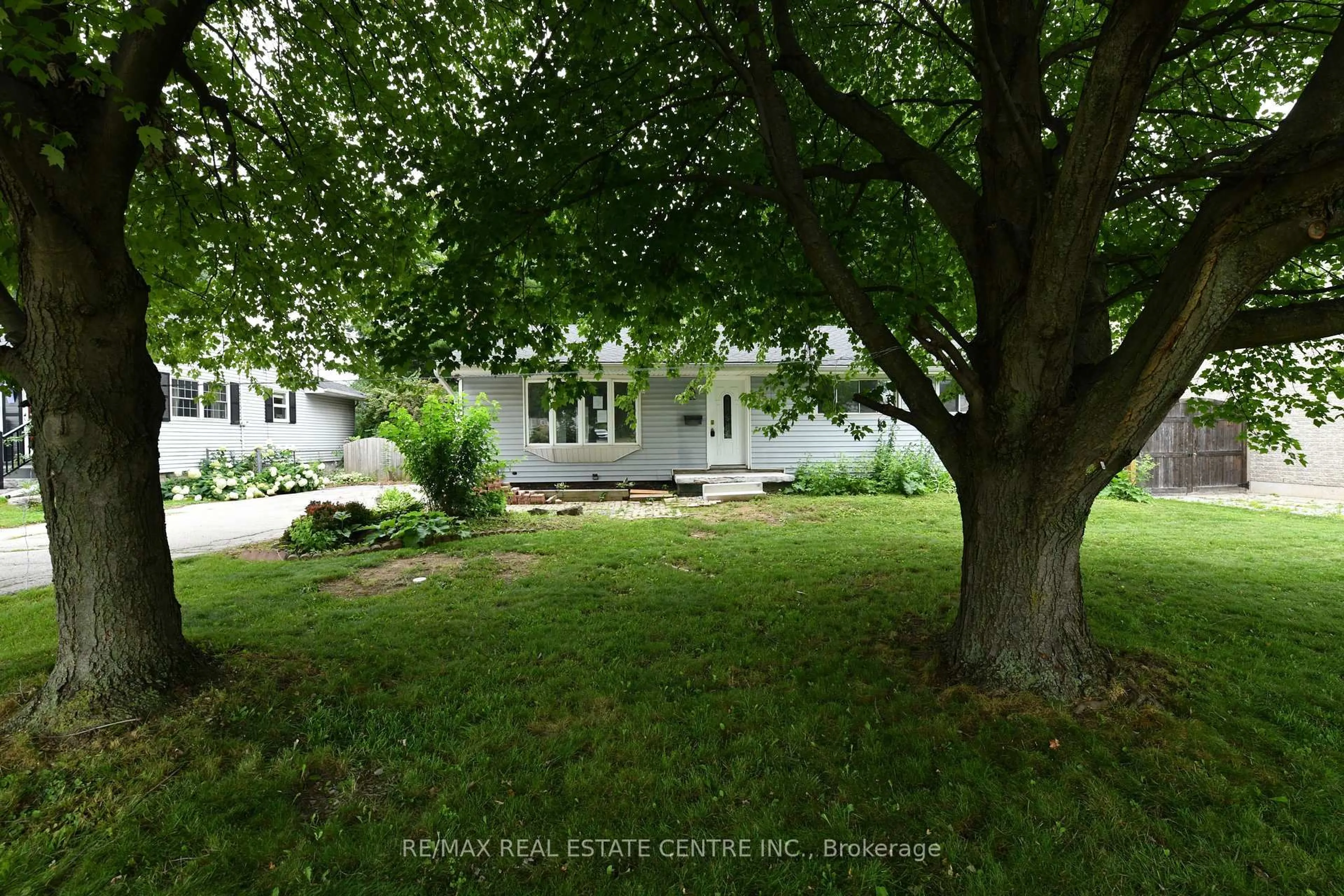 A pic from outside/outdoor area/front of a property/back of a property/a pic from drone, forest/trees view for 15 Miller Dr, Hamilton Ontario L9G 2H9