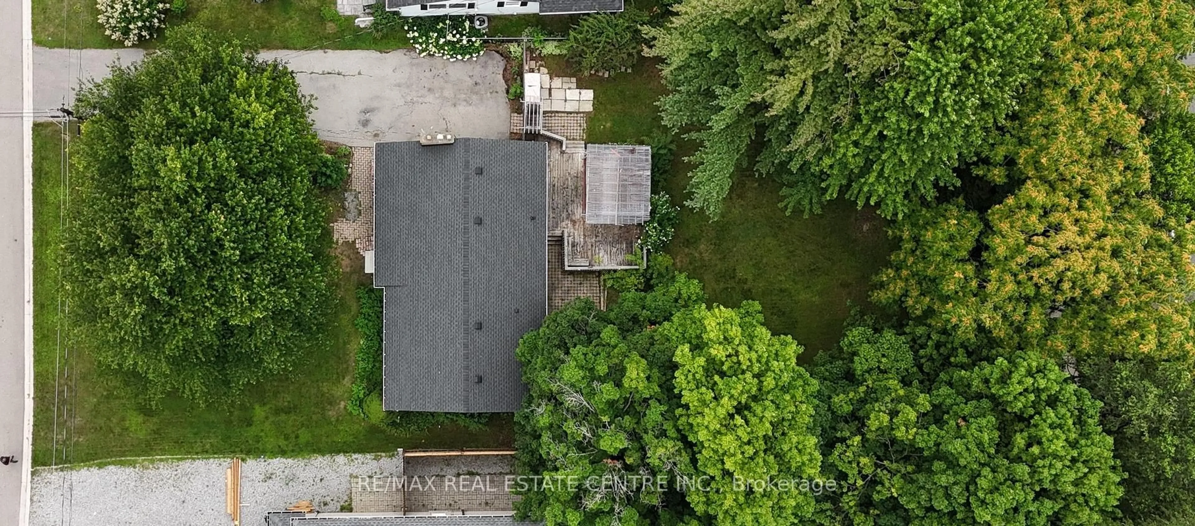 A pic from outside/outdoor area/front of a property/back of a property/a pic from drone, street for 15 Miller Dr, Hamilton Ontario L9G 2H9