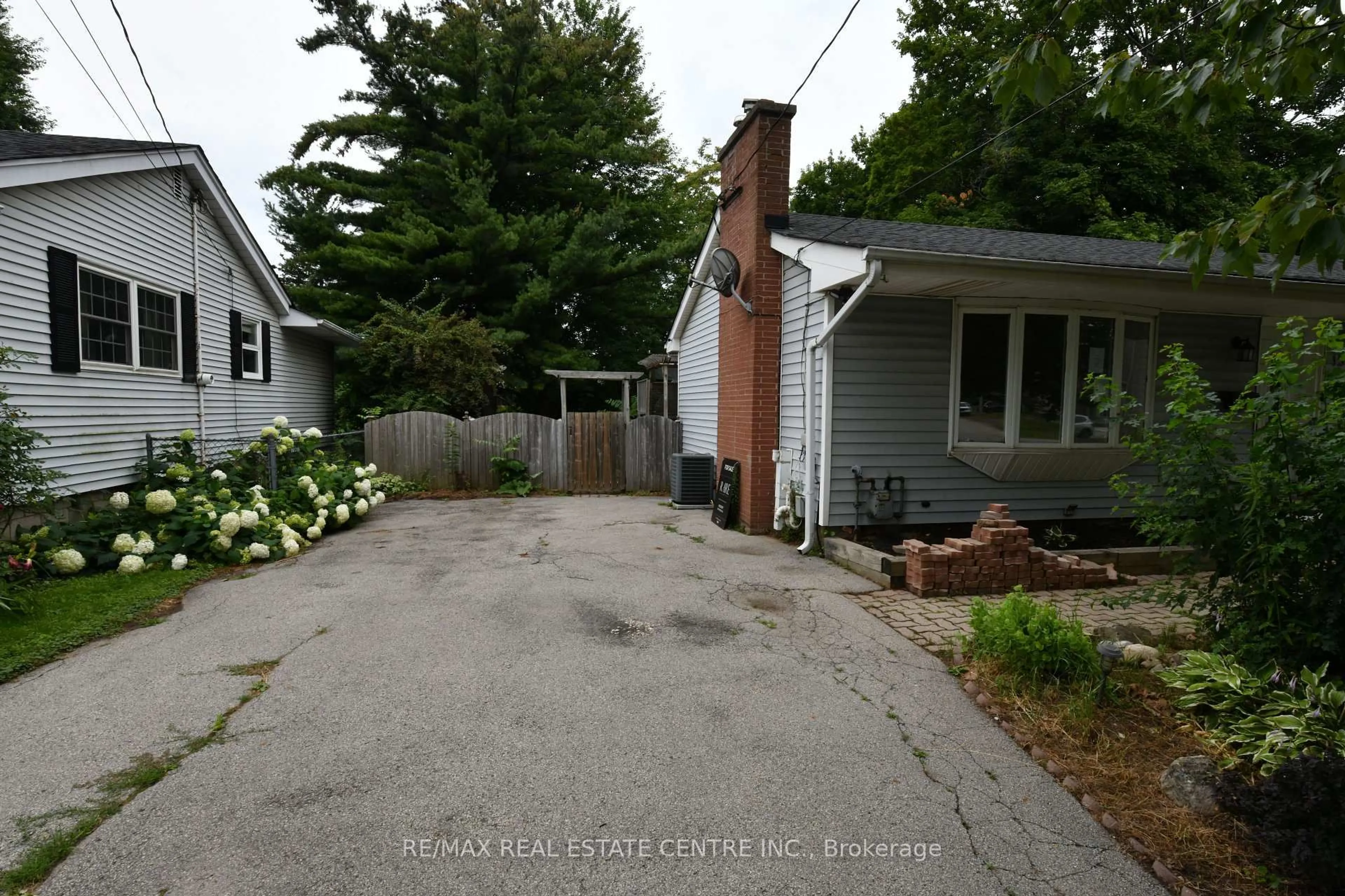 A pic from outside/outdoor area/front of a property/back of a property/a pic from drone, street for 15 Miller Dr, Hamilton Ontario L9G 2H9