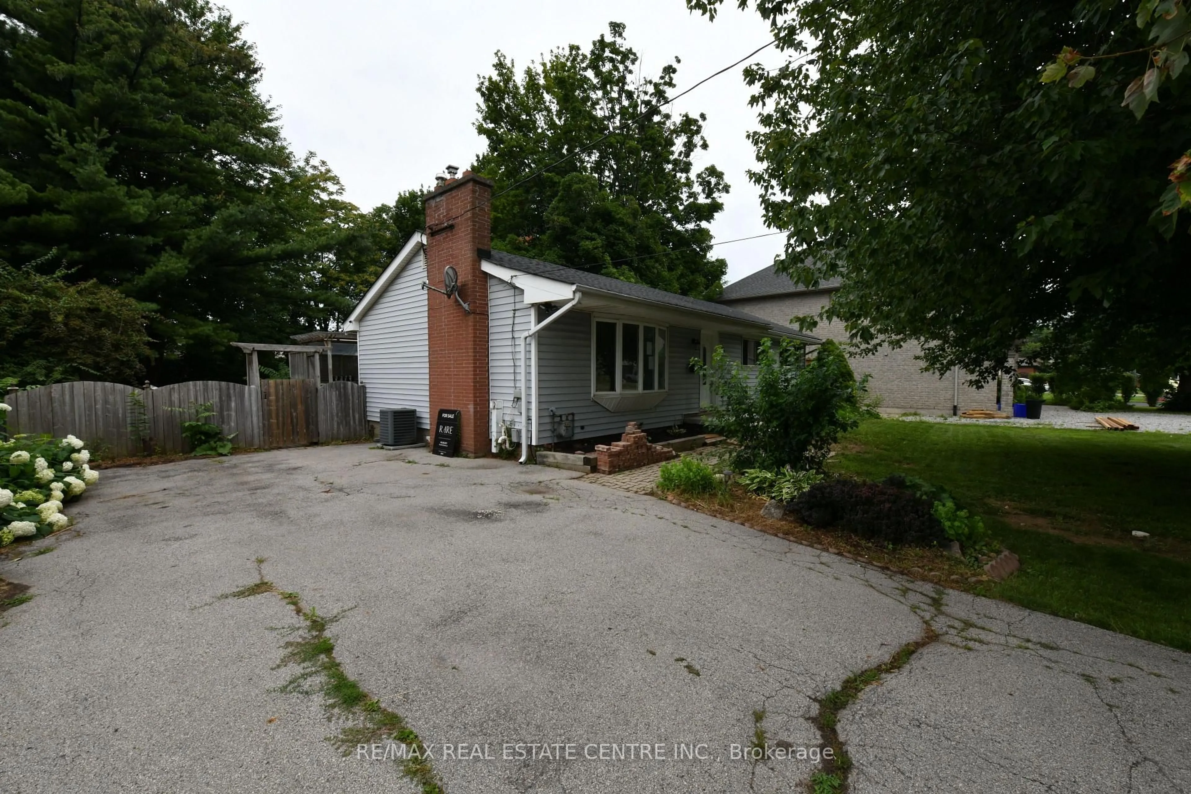 A pic from outside/outdoor area/front of a property/back of a property/a pic from drone, street for 15 Miller Dr, Hamilton Ontario L9G 2H9