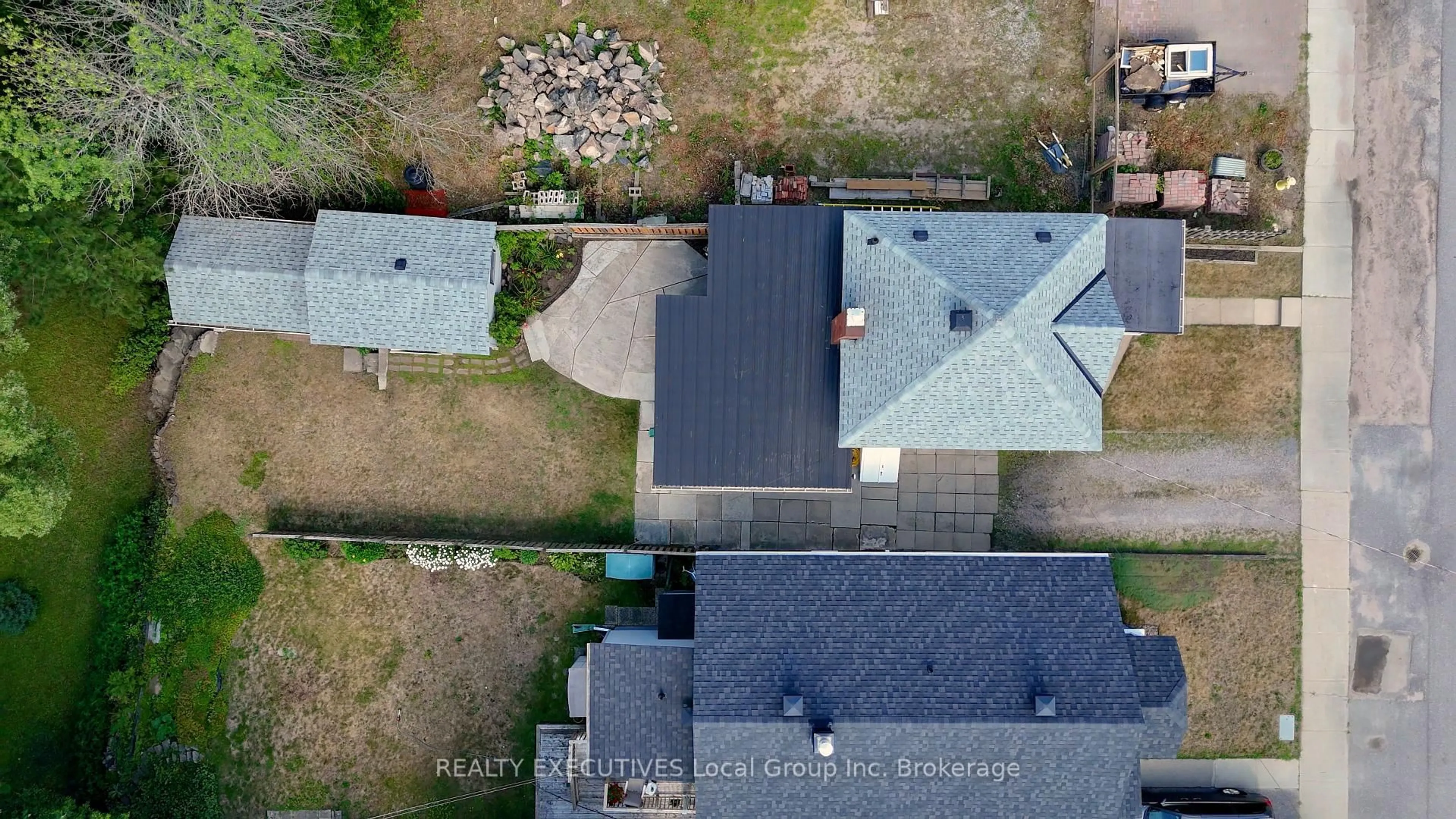 A pic from outside/outdoor area/front of a property/back of a property/a pic from drone, street for 572 METCALFE St, North Bay Ontario P1B 2P8
