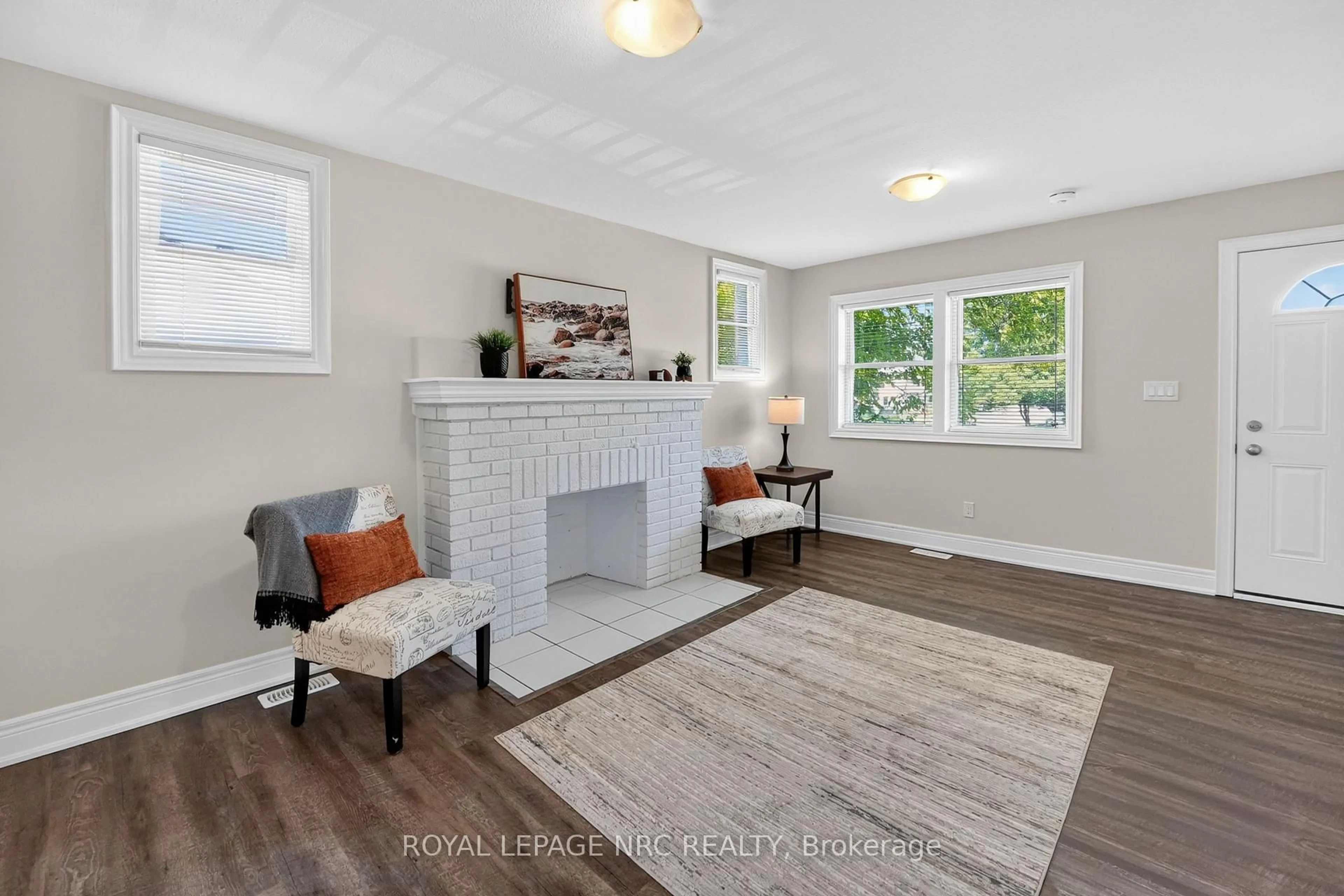 Living room with furniture, unknown for 185 Catherine St, Fort Erie Ontario L2A 2J4