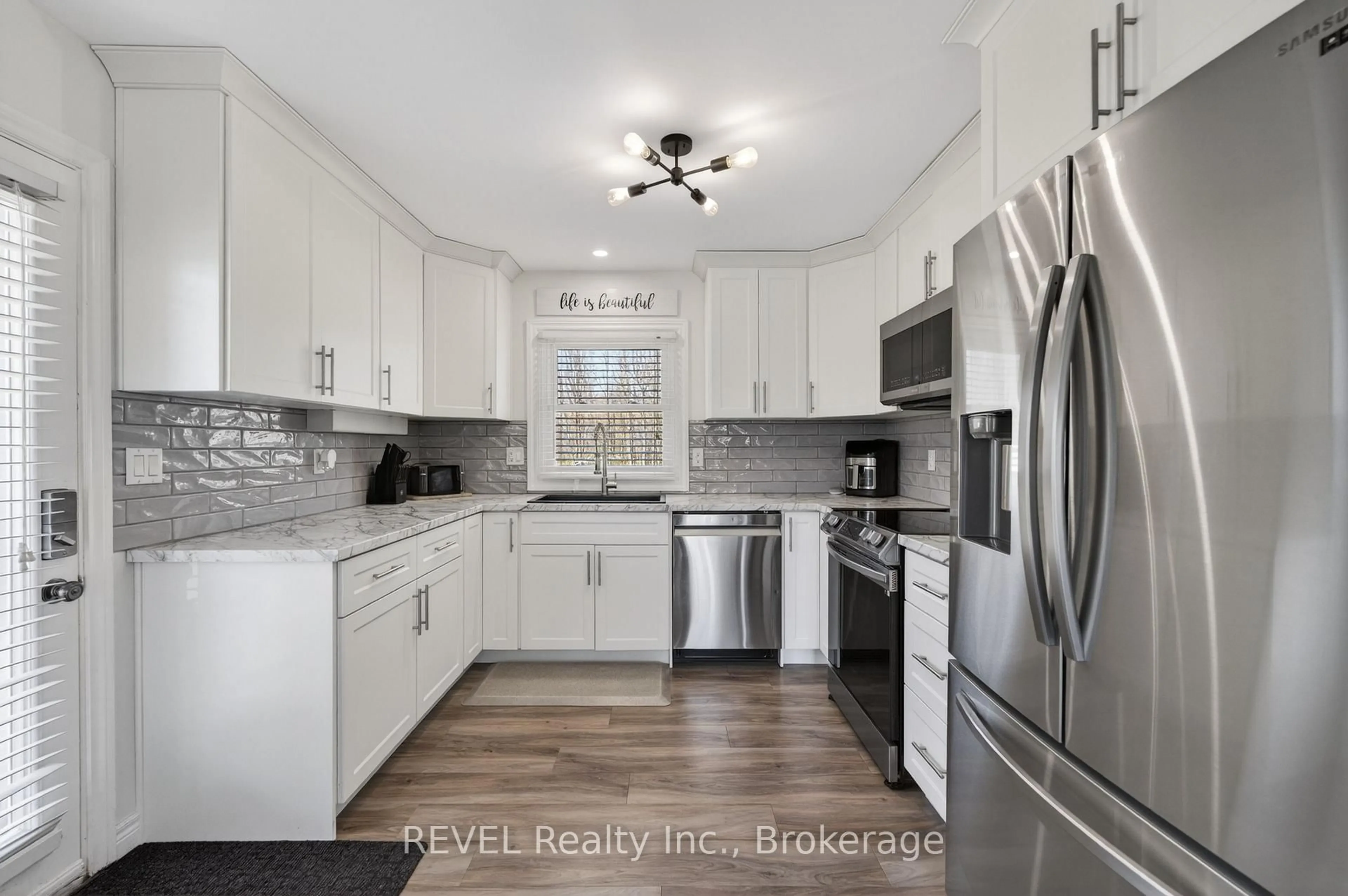 Open concept kitchen, ceramic/tile floor for 11 Walter Dr, Haldimand Ontario N0A 1L0