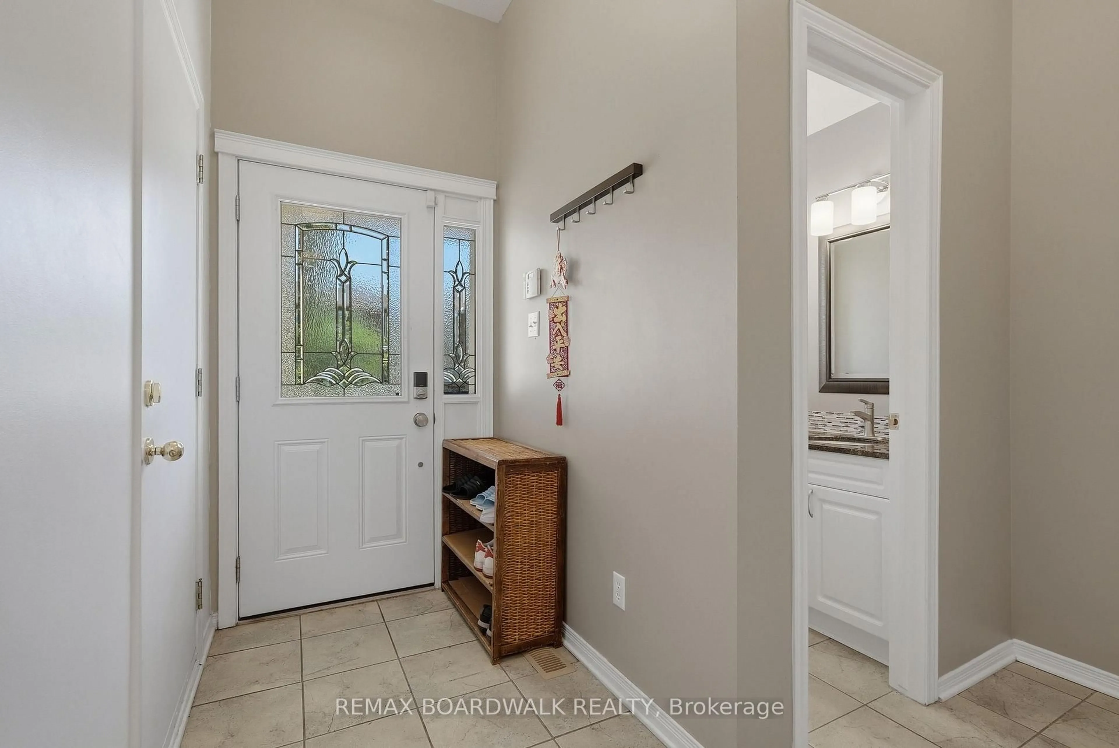 Indoor entryway for 5981 Pineglade Cres, Ottawa Ontario K1W 1G7