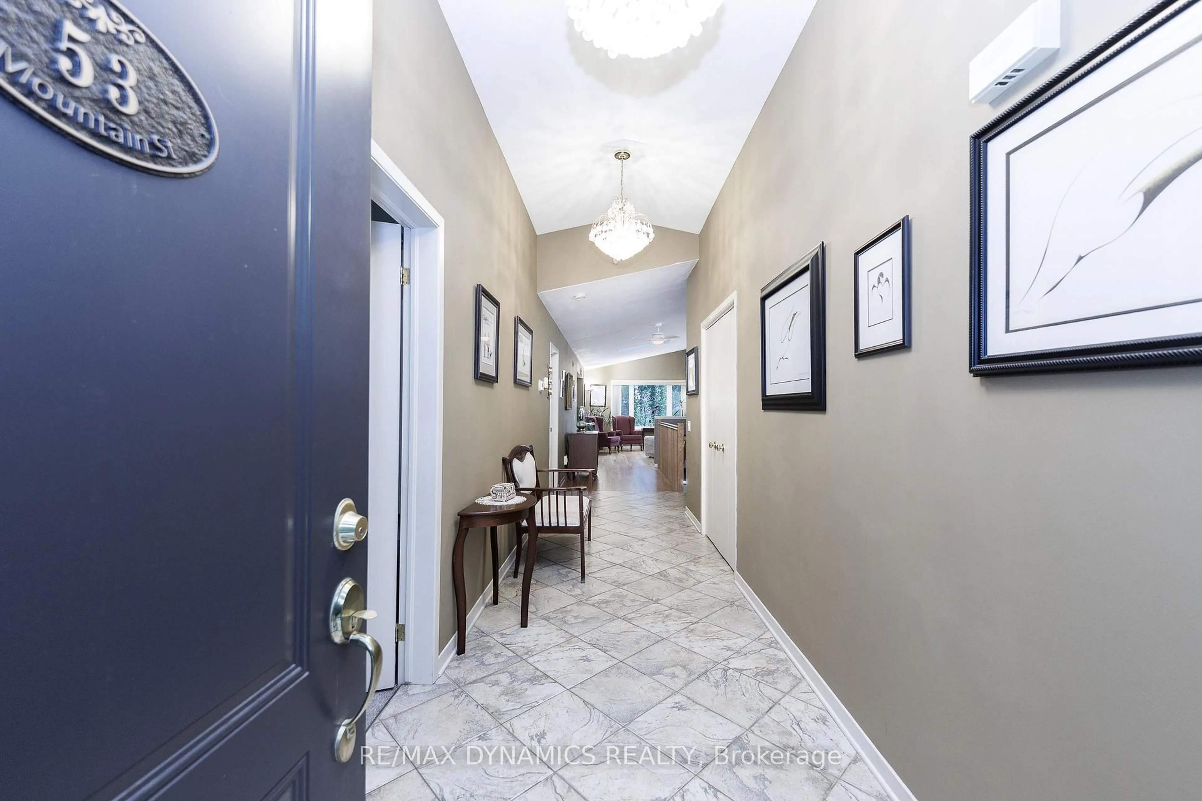 Indoor foyer for 53 Mountain St, St. Catharines Ontario L2T 2S6