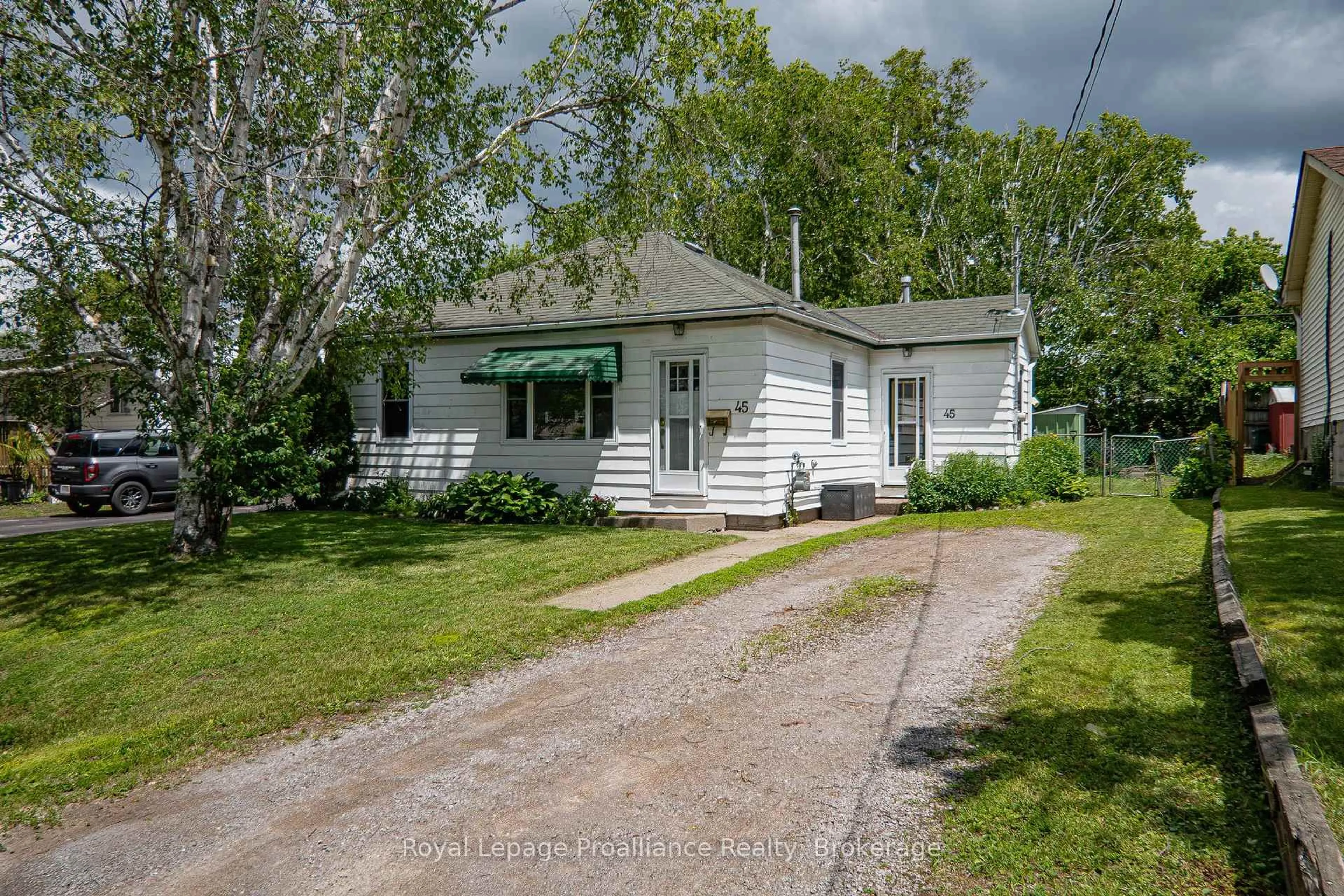A pic from outside/outdoor area/front of a property/back of a property/a pic from drone, street for 45 Valleyview Cres, Belleville Ontario K8P 3E9