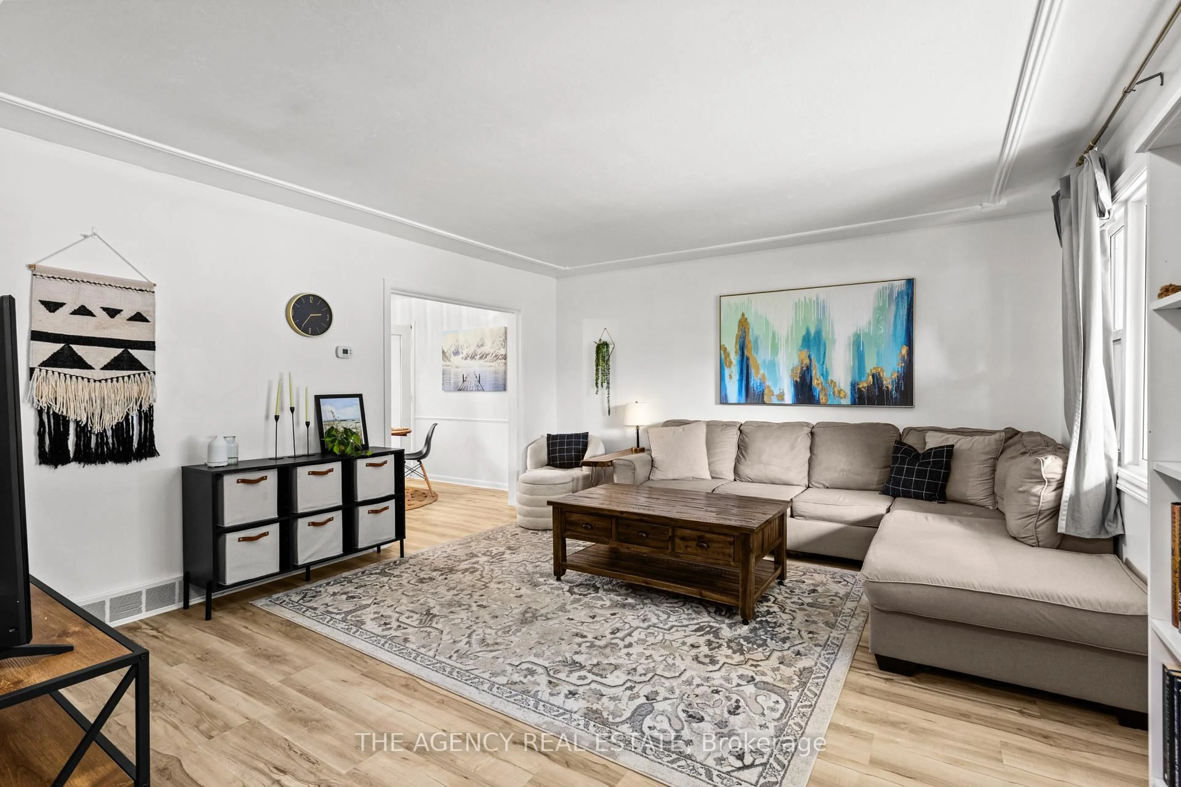 Living room with furniture, wood/laminate floor for 86 Hawkesbury Ave, London East Ontario N5V 2K1