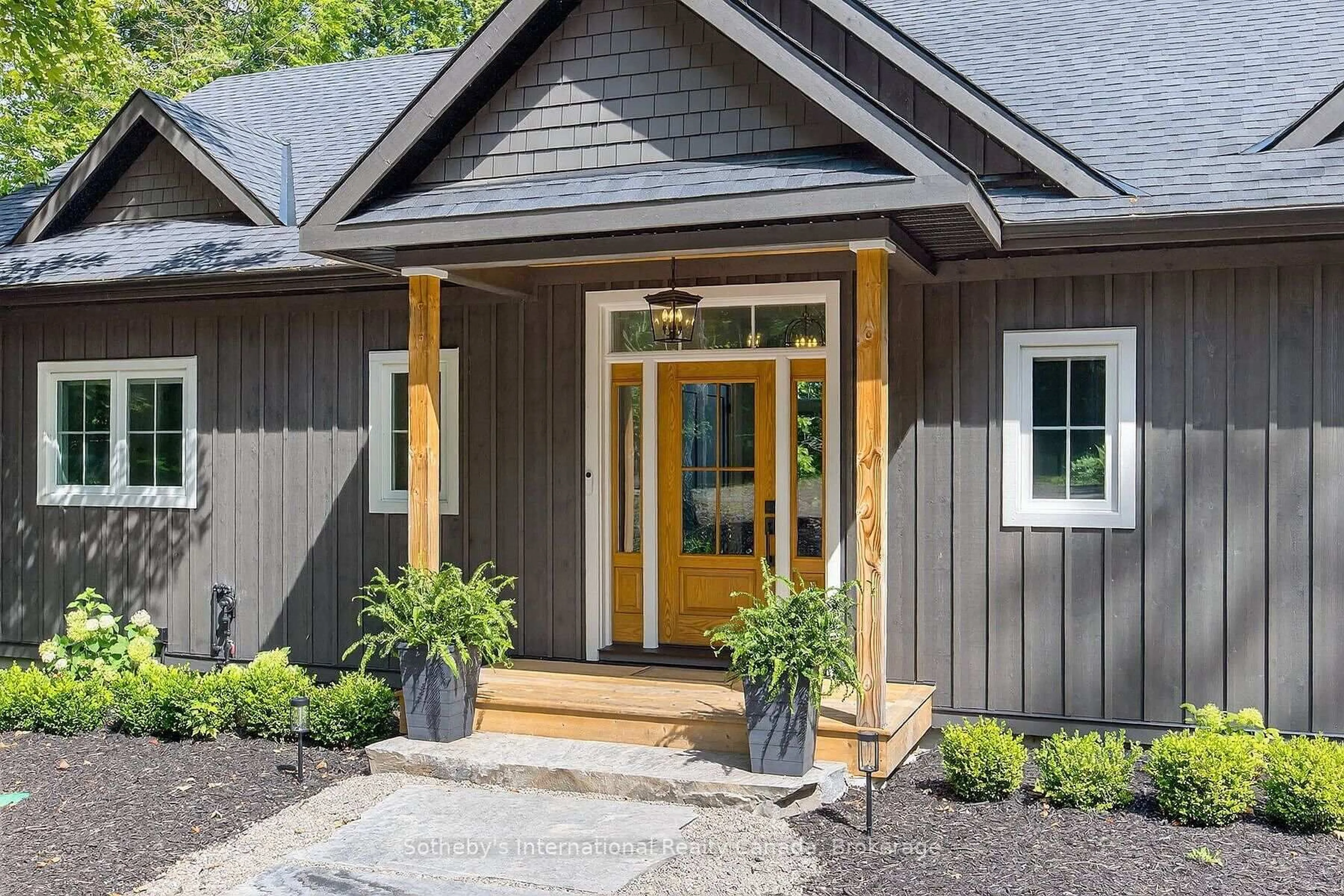 Indoor entryway for 1160 Whiteside Rd #52, Muskoka Lakes Ontario P0B 1J0