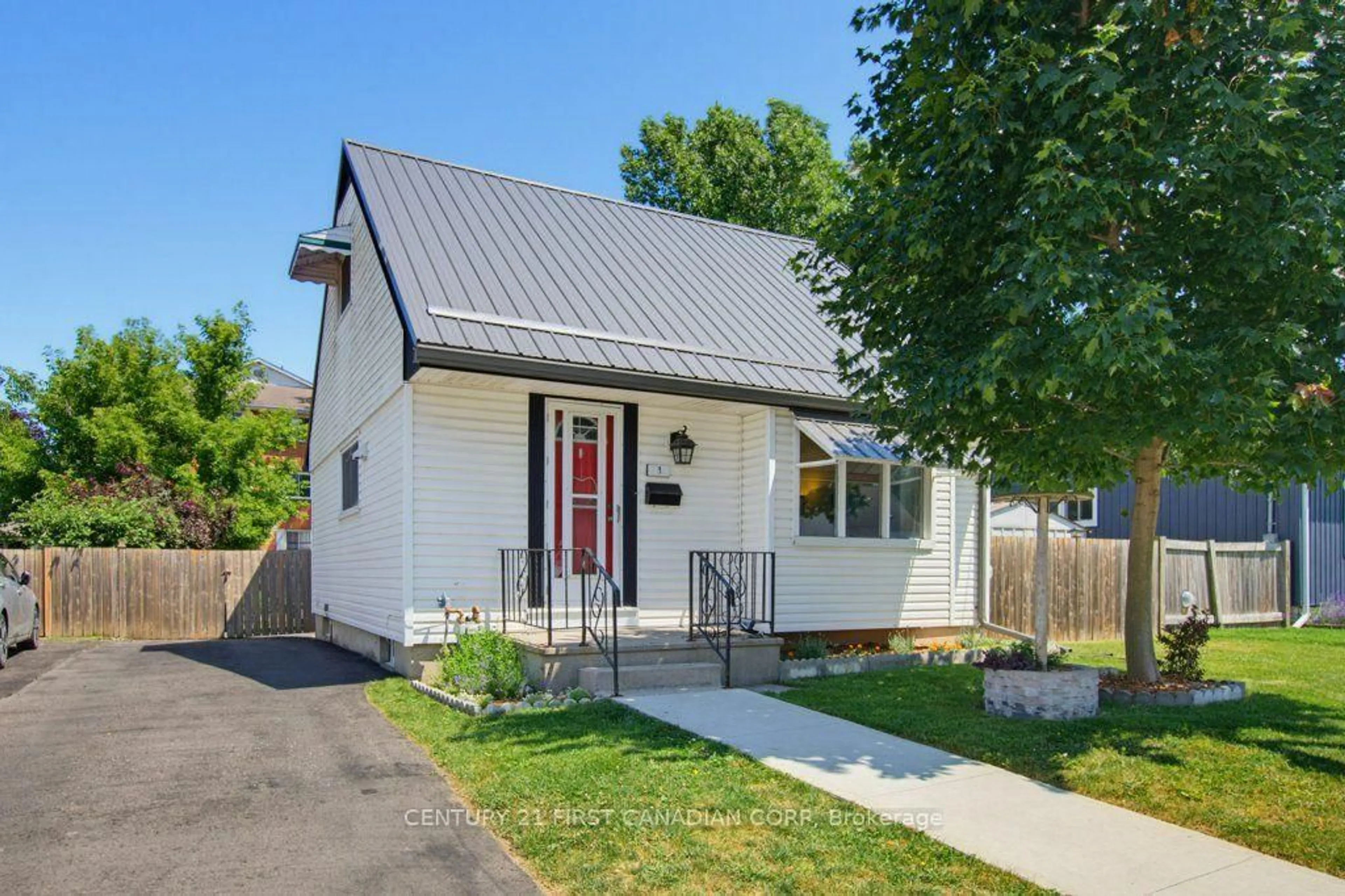 Home with vinyl exterior material, street for 3 Parkside Dr, St. Thomas Ontario N5R 3T8