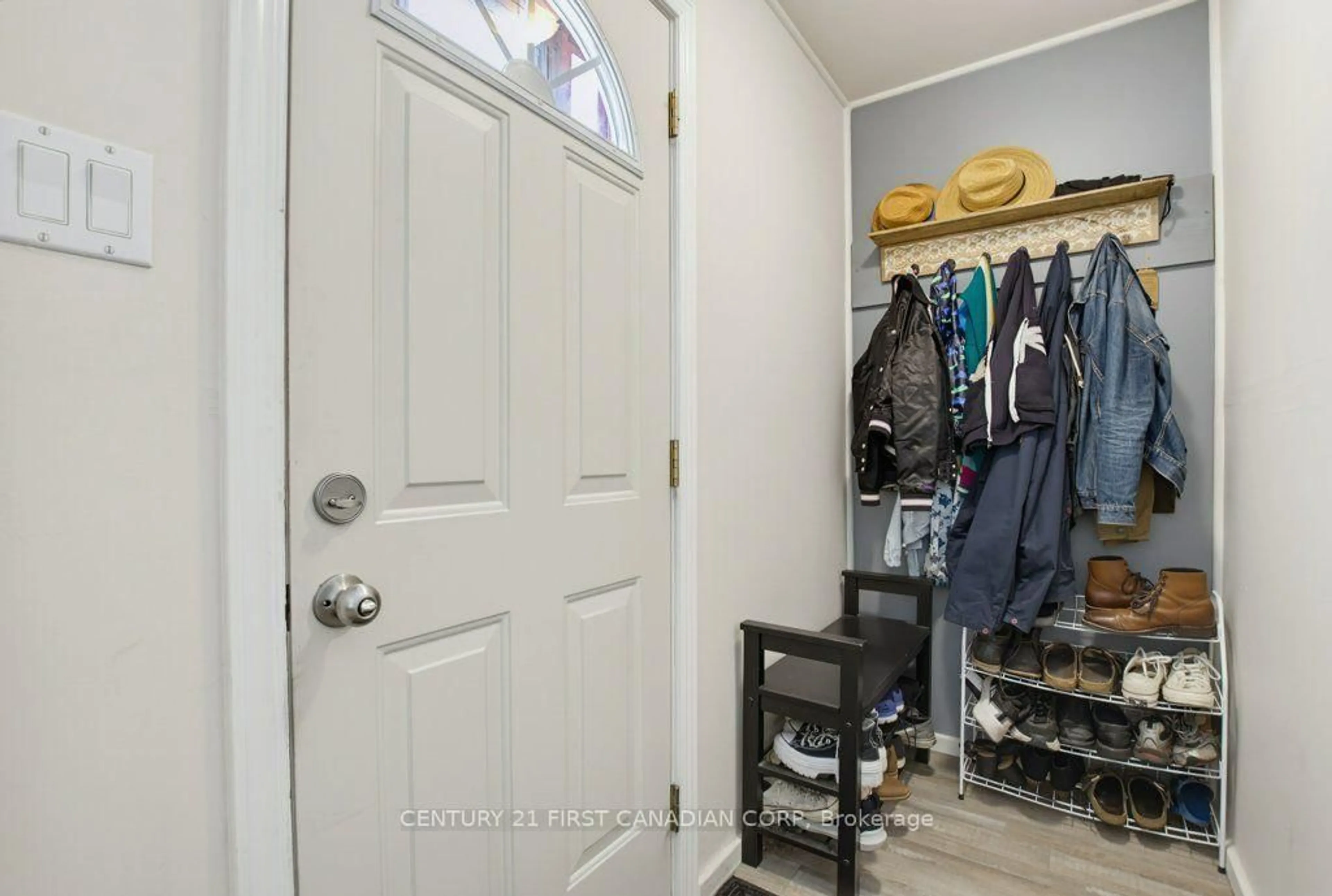 Indoor entryway for 3 Parkside Dr, St. Thomas Ontario N5R 3T8