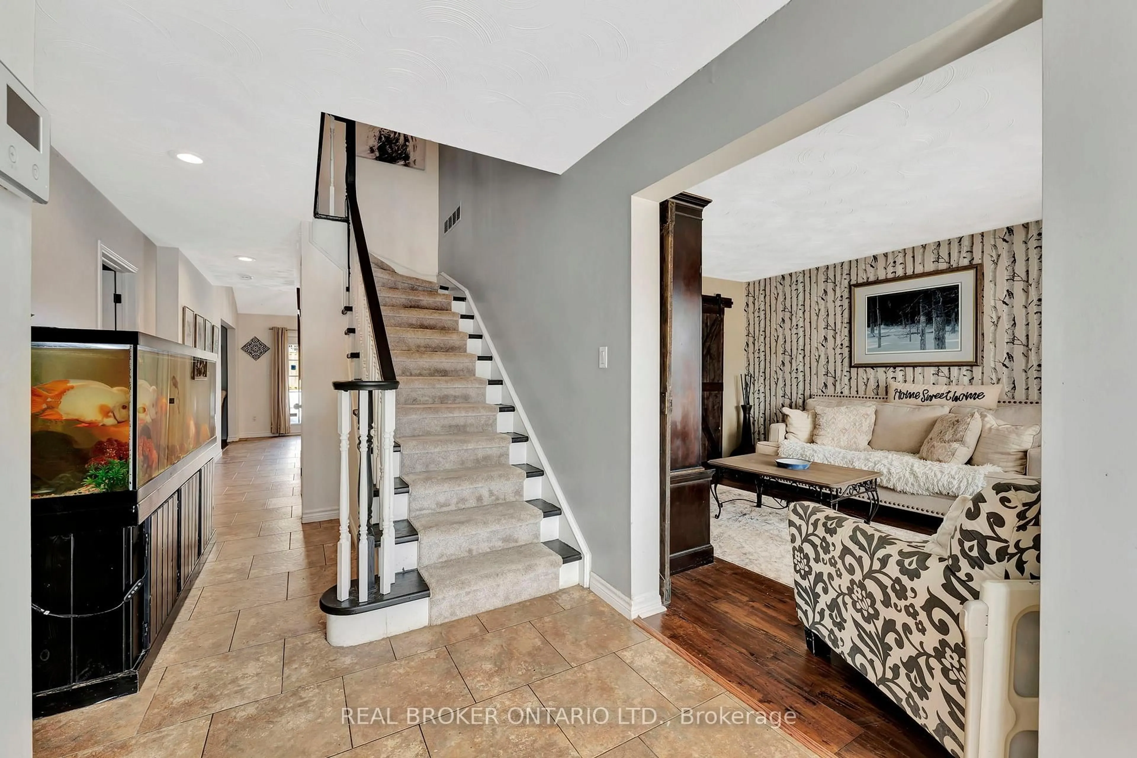 Indoor entryway for 52 Beckett Dr, Brantford Ontario N3T 6G2
