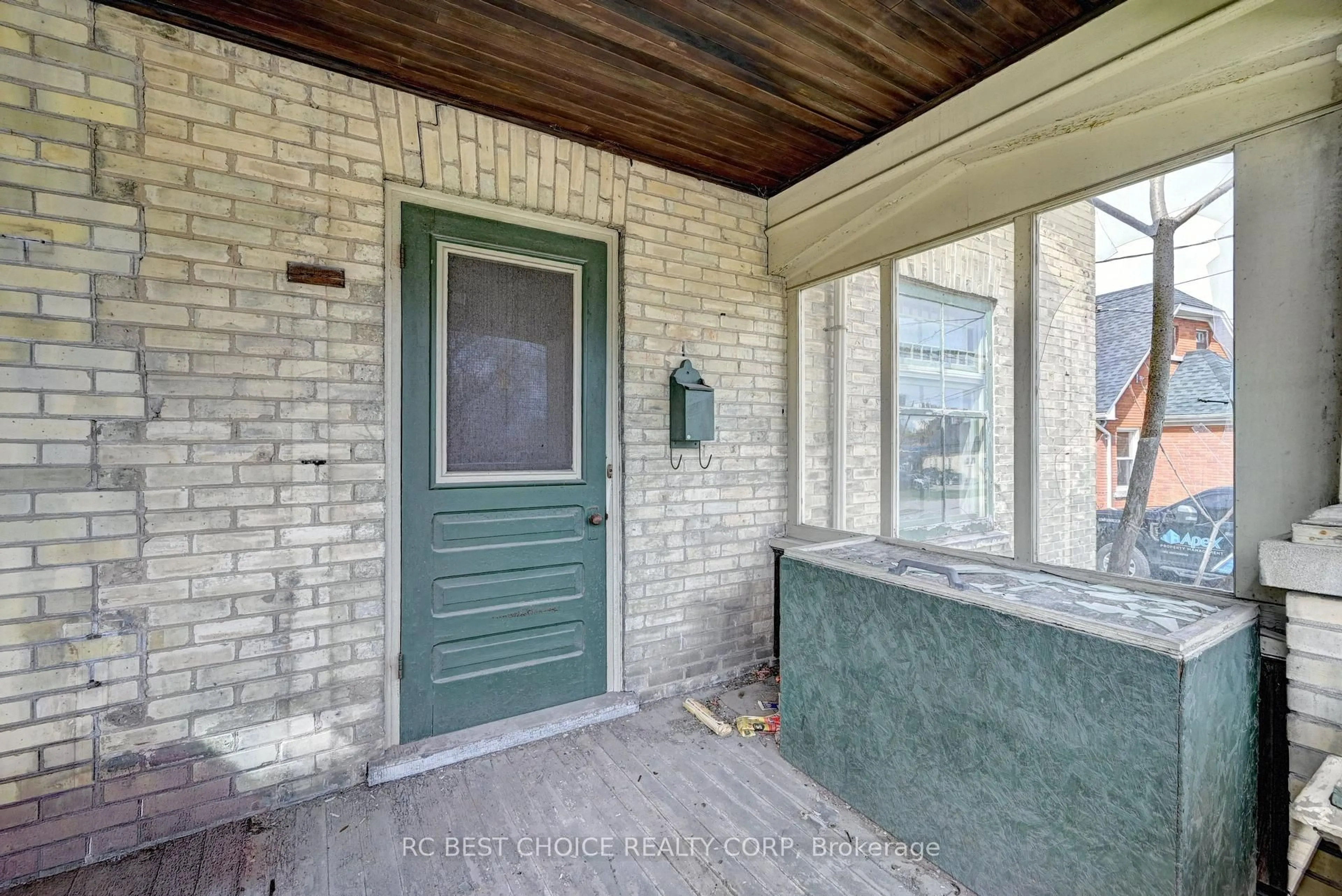Indoor entryway for 263-265 Mill St, Kitchener Ontario N2M 3R4