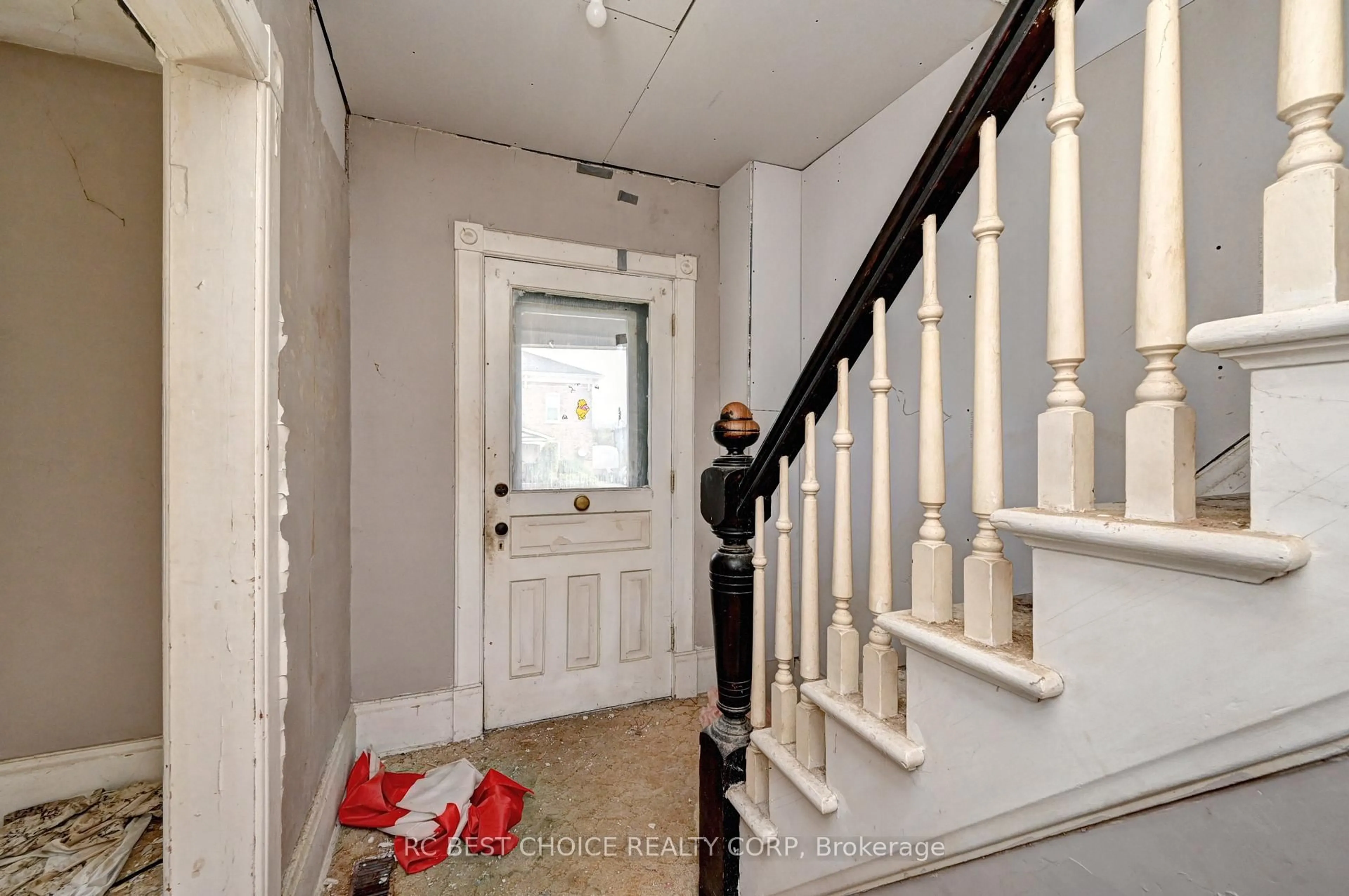 Indoor entryway for 263-265 Mill St, Kitchener Ontario N2M 3R4