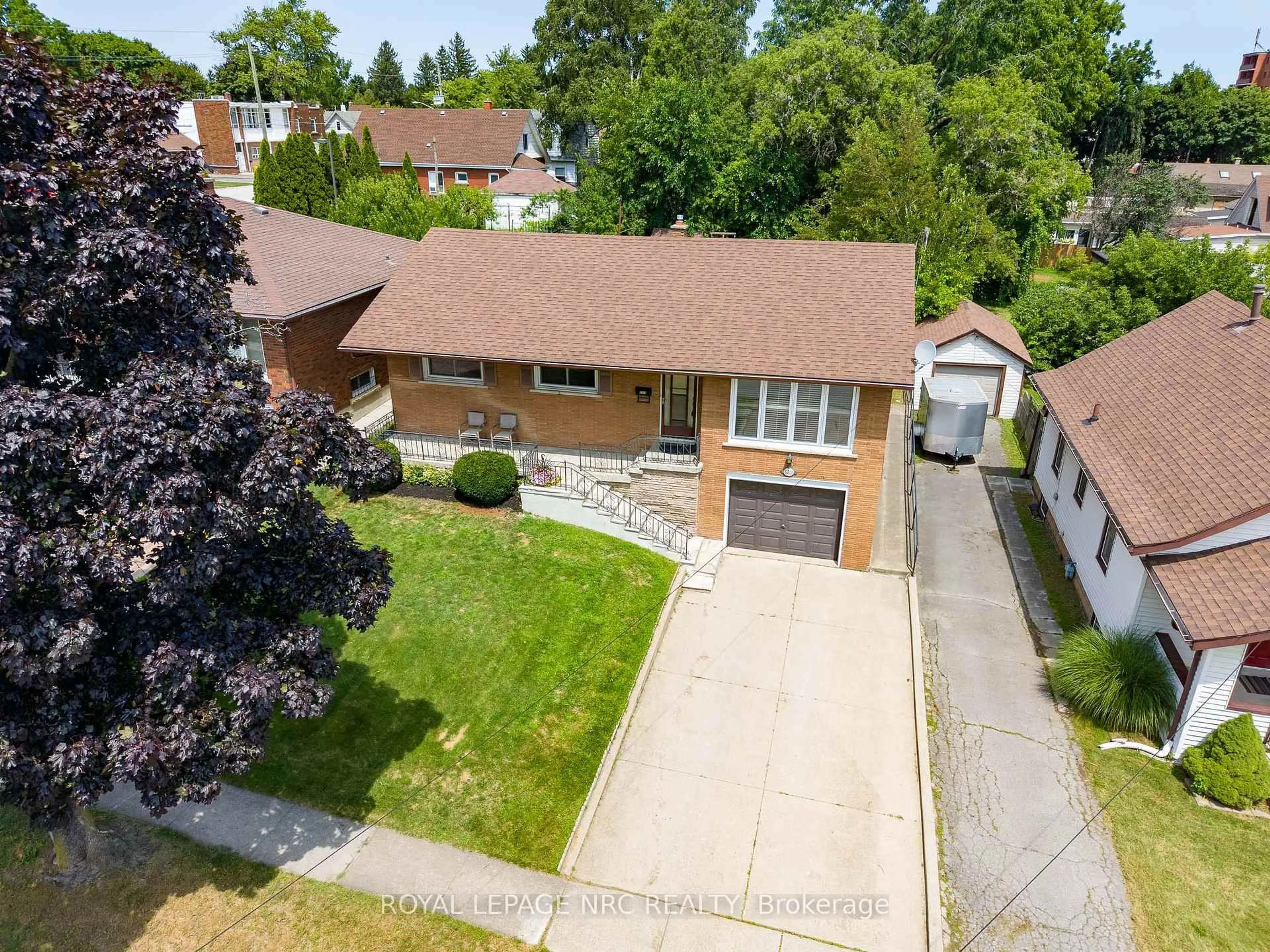 A pic from outside/outdoor area/front of a property/back of a property/a pic from drone, street for 6313 CRAWFORD St, Niagara Falls Ontario L2E 5Y8