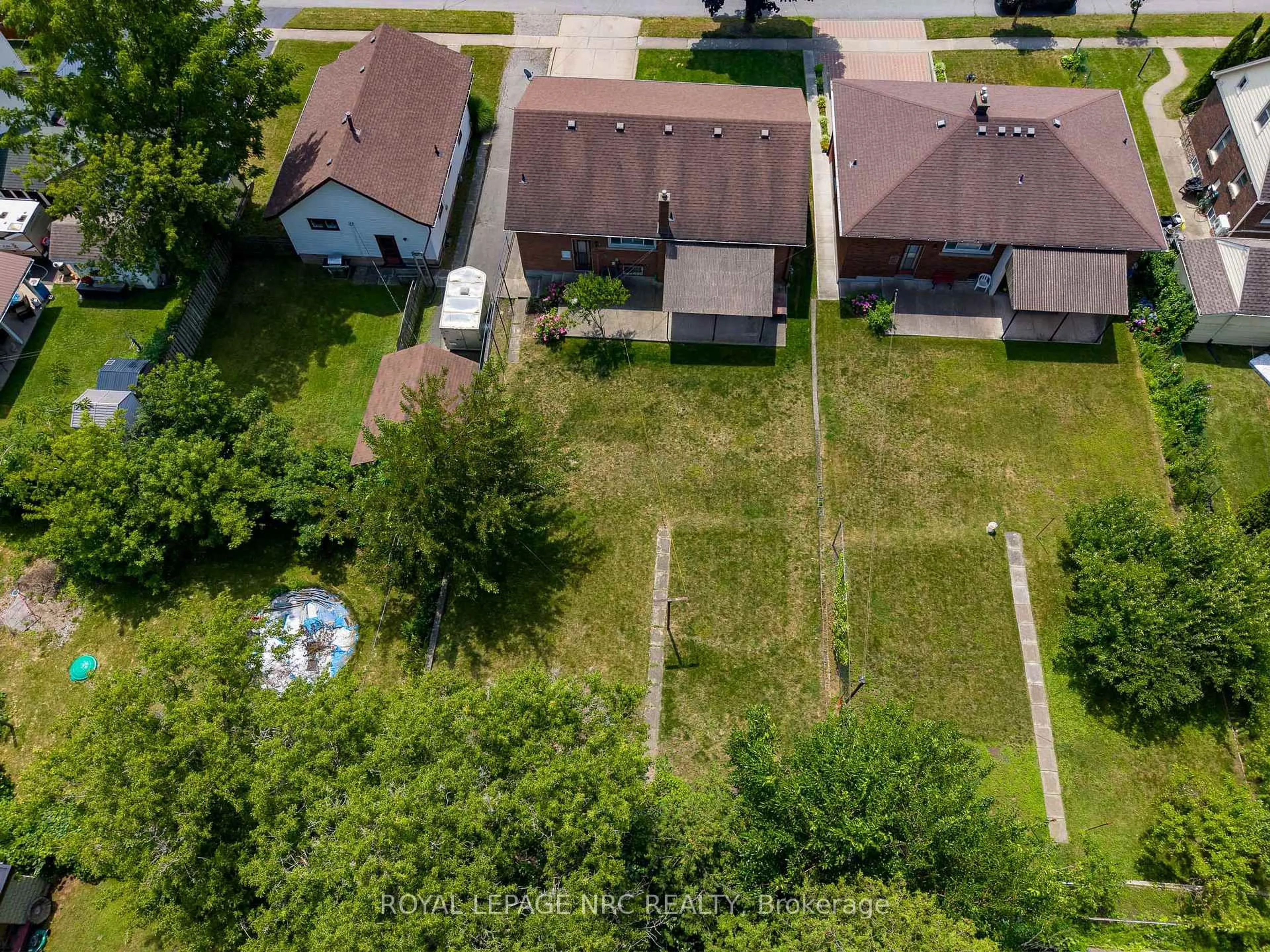 A pic from outside/outdoor area/front of a property/back of a property/a pic from drone, street for 6313 CRAWFORD St, Niagara Falls Ontario L2E 5Y8