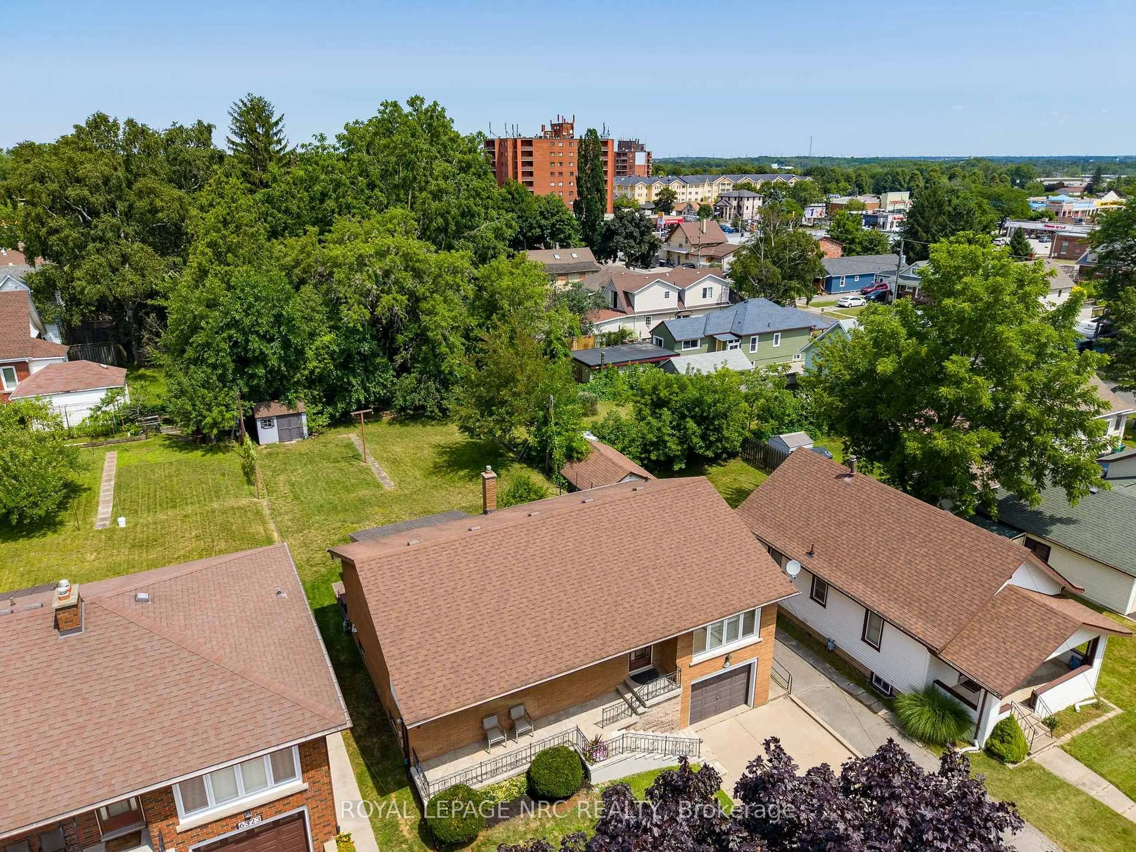 A pic from outside/outdoor area/front of a property/back of a property/a pic from drone, city buildings view from balcony for 6313 CRAWFORD St, Niagara Falls Ontario L2E 5Y8