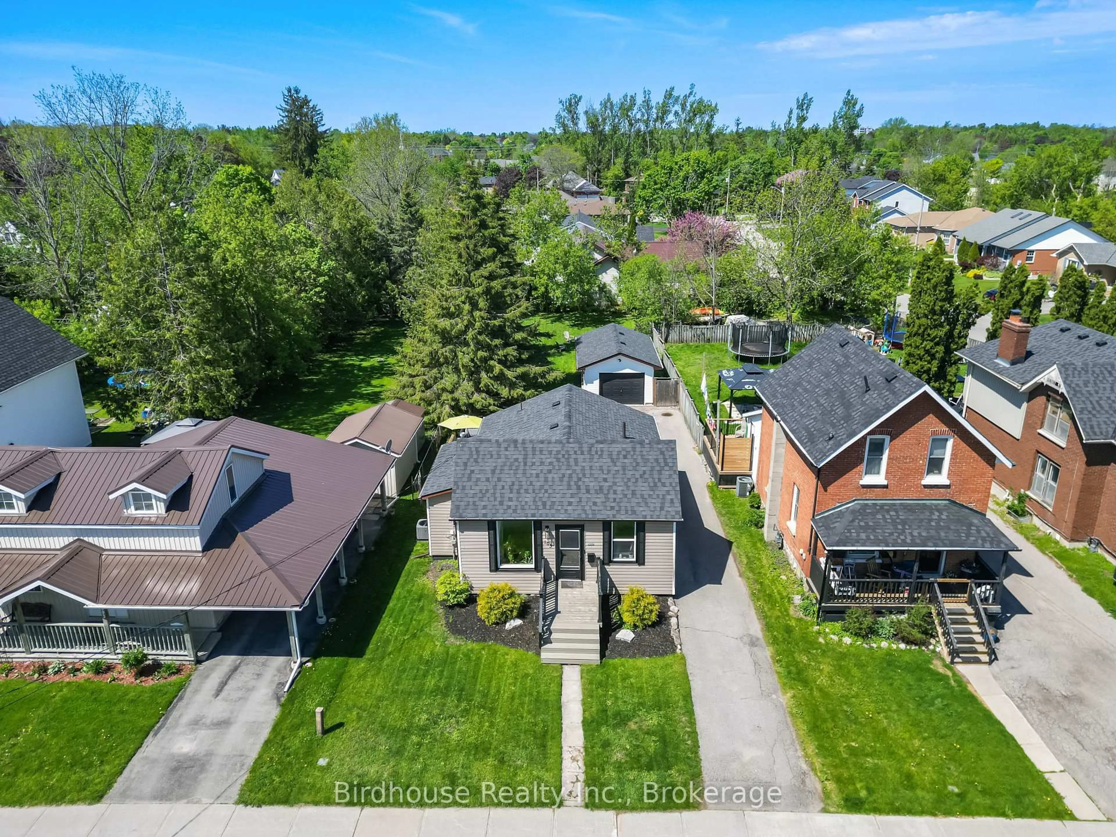A pic from outside/outdoor area/front of a property/back of a property/a pic from drone, street for 195 William St, Kawartha Lakes Ontario K9V 4B8