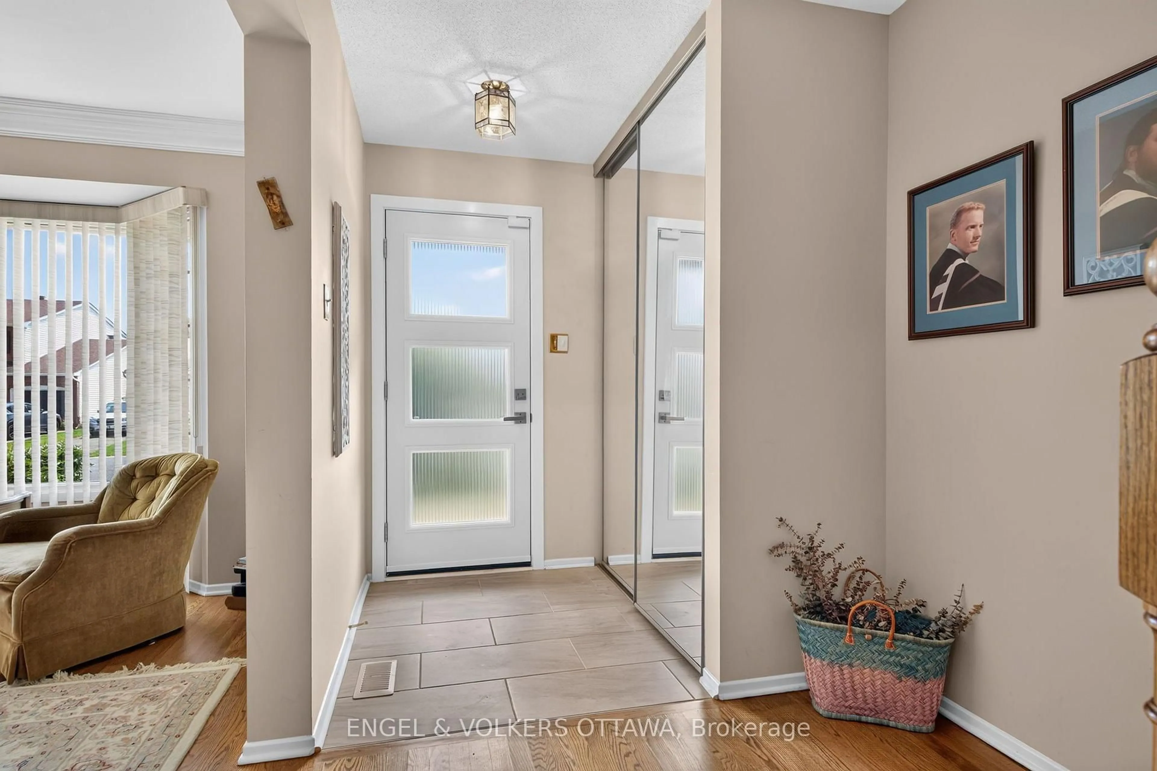Indoor entryway for 26 Winlock Cres, Ottawa Ontario K2G 3X4