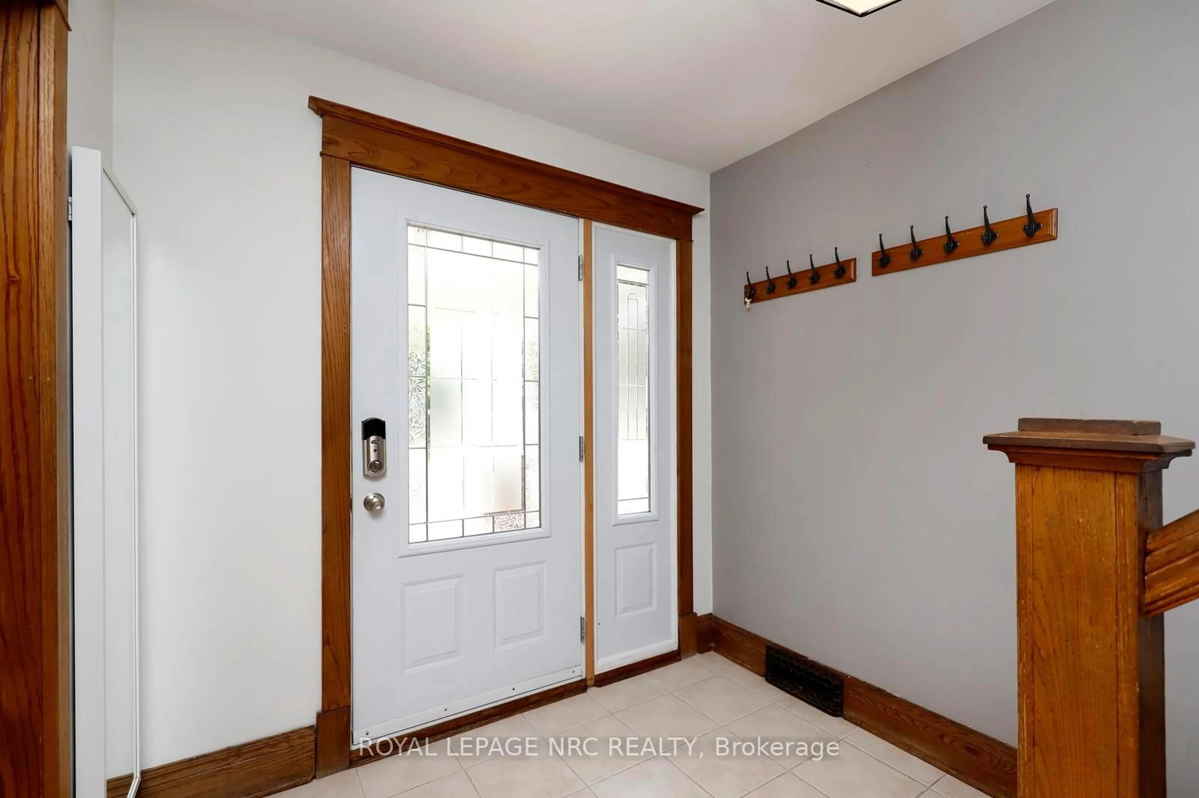 Indoor entryway for 266 London St, Hamilton Ontario L8K 2H2