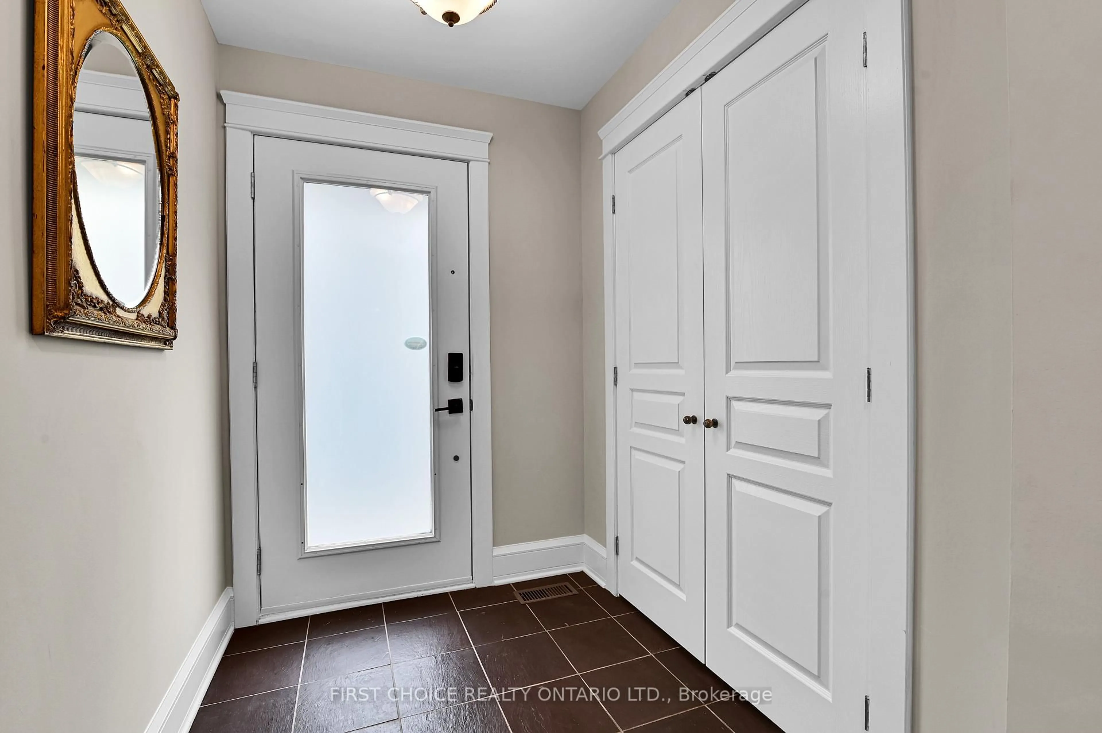 Indoor entryway for 259 Second Ave, Ottawa Ontario K1S 2H8