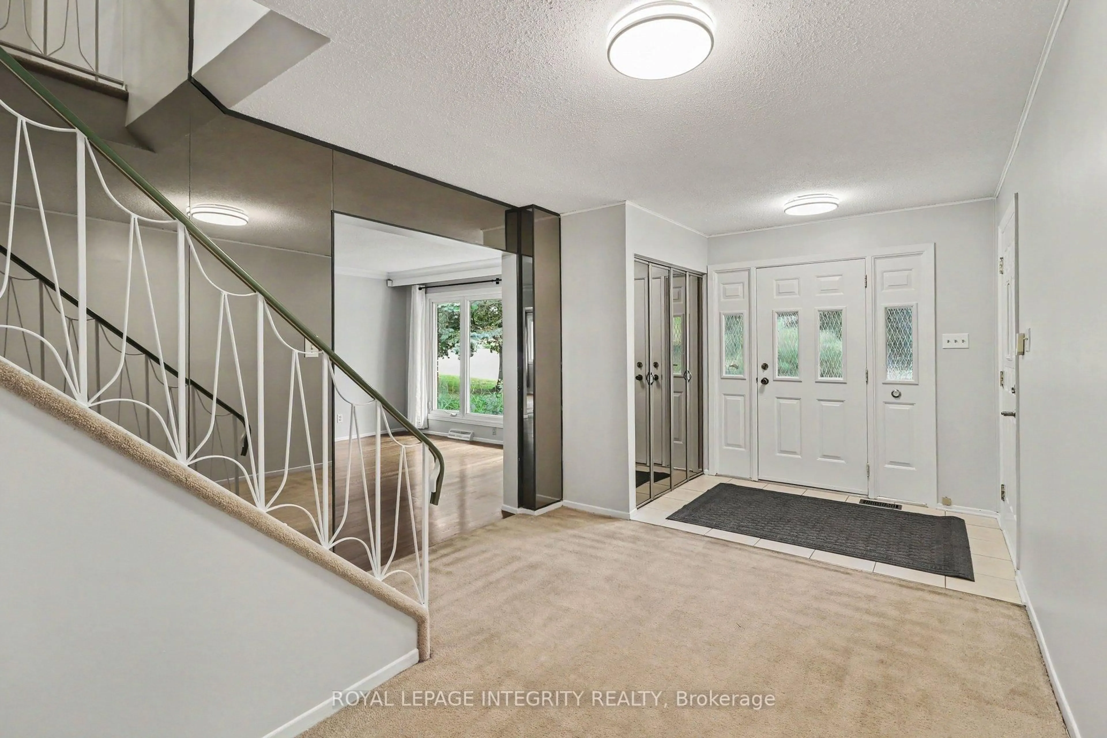 Indoor entryway for 1291 Lampman Cres, Ottawa Ontario K2C 1P9