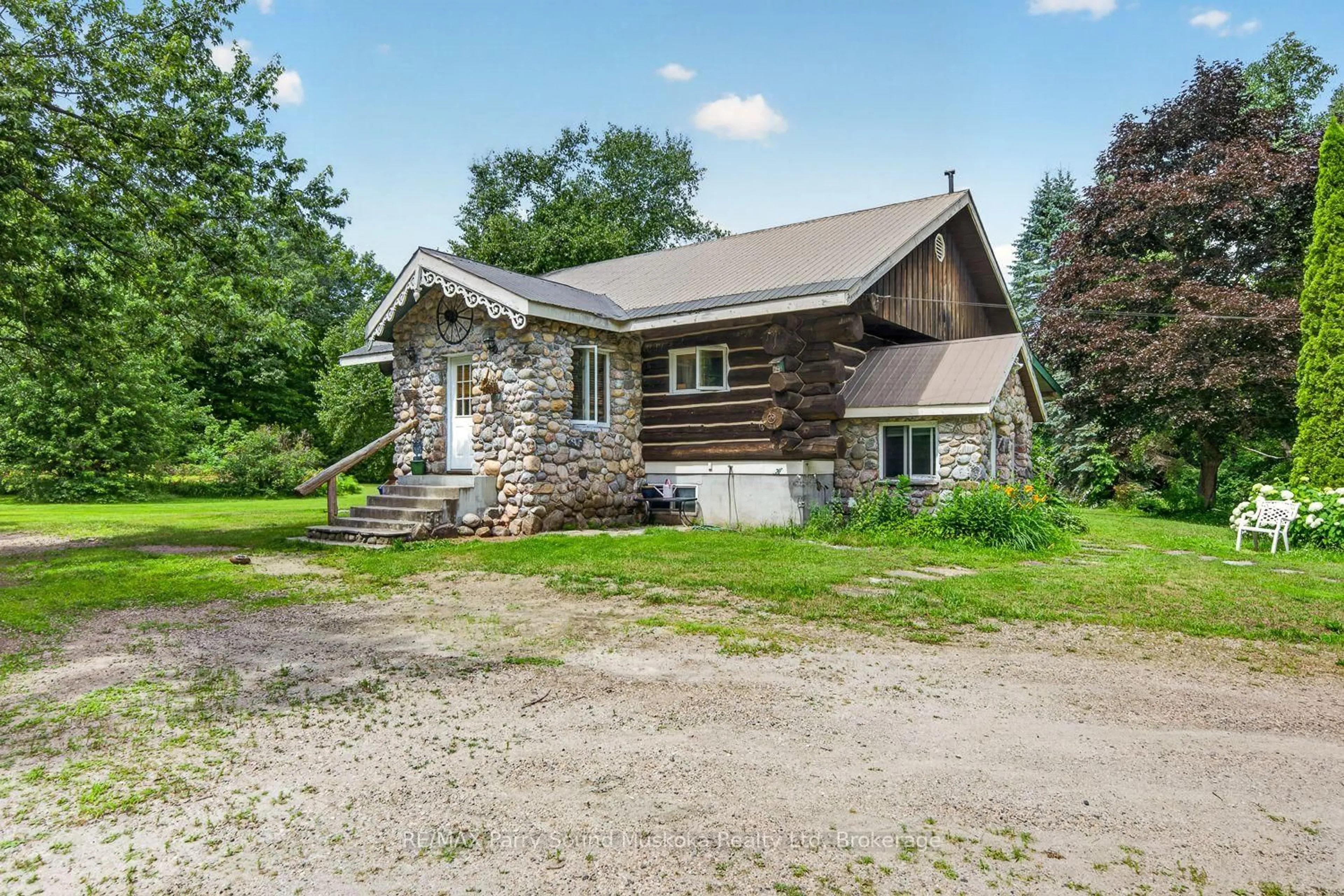 A pic from outside/outdoor area/front of a property/back of a property/a pic from drone, building for 1011 Orange Lodge Rd, Muskoka Lakes Ontario P0C 1H0