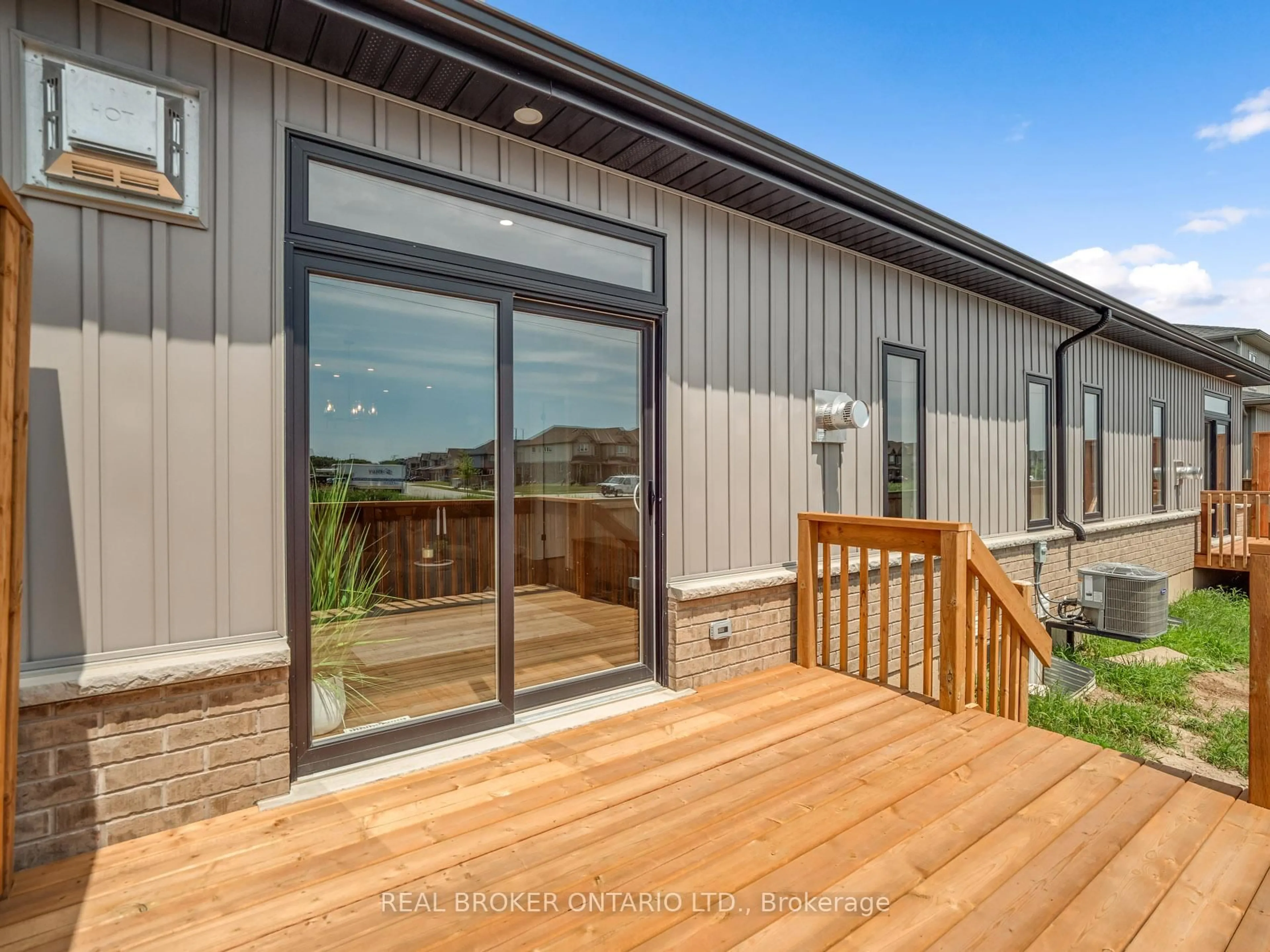 Home with vinyl exterior material, unknown for 20 AUSTIN Dr, Welland Ontario L3C 0J8