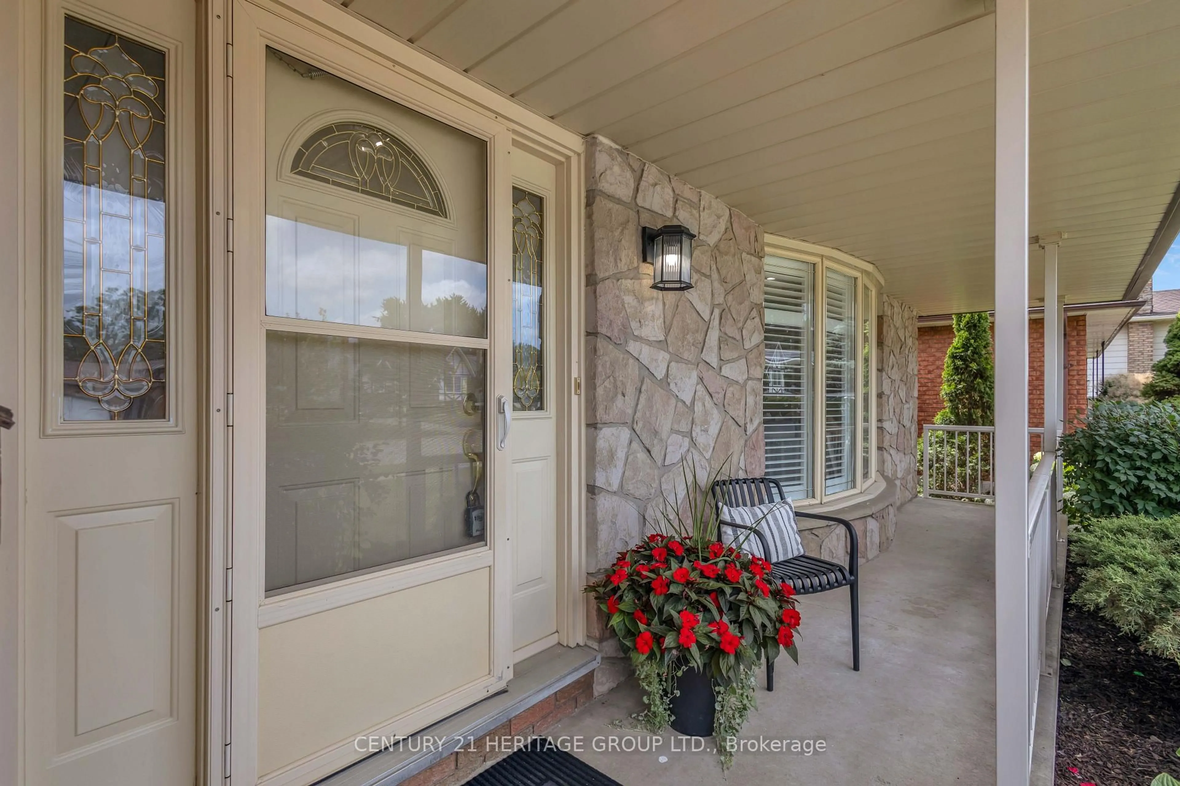 Indoor entryway for 17 Stodola Dr, Brantford Ontario N3R 6J4