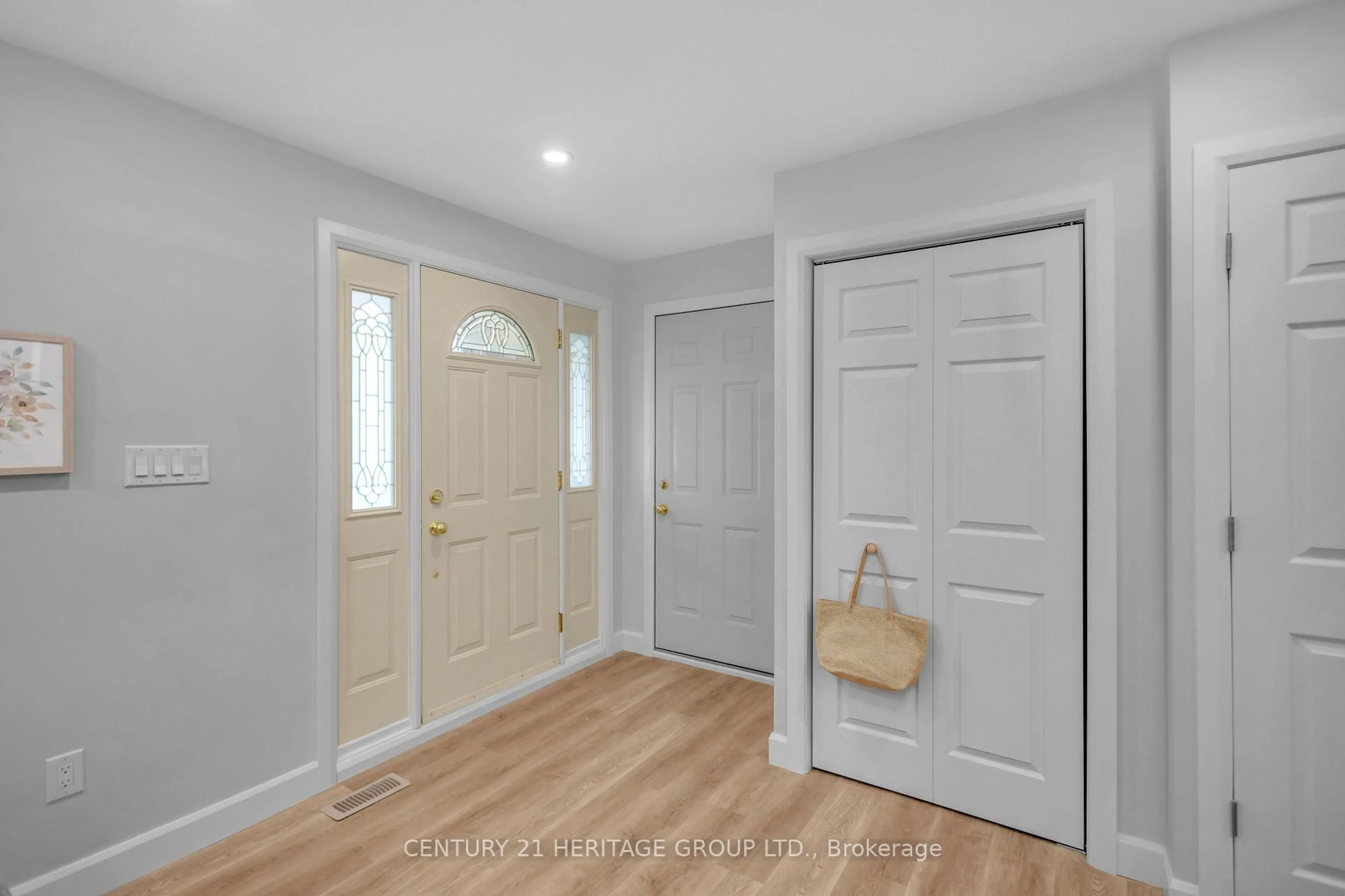 Indoor entryway for 17 Stodola Dr, Brantford Ontario N3R 6J4