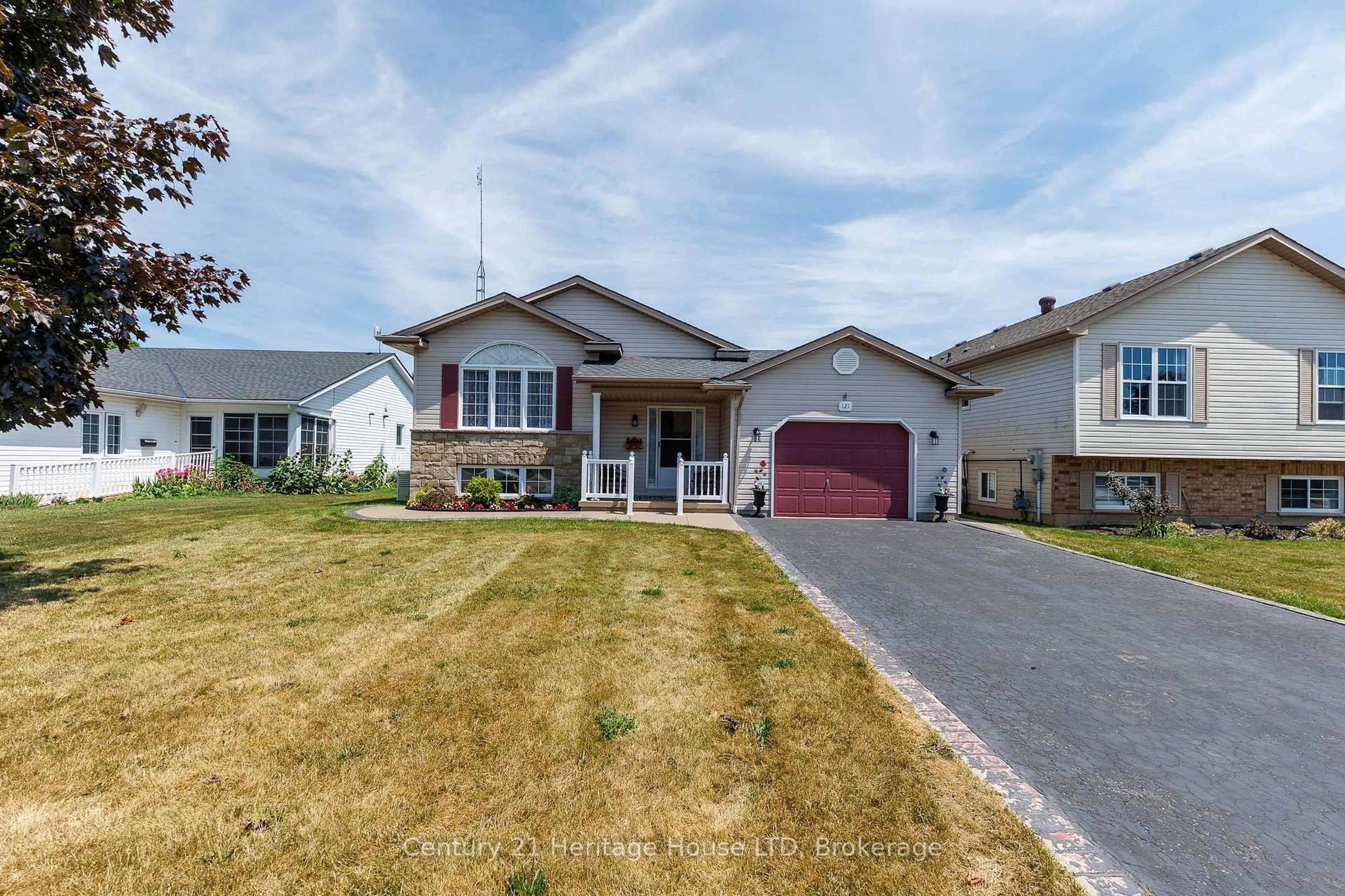 Home with vinyl exterior material, street for 121 Rochelle Cres, Fort Erie Ontario L0S 1N0