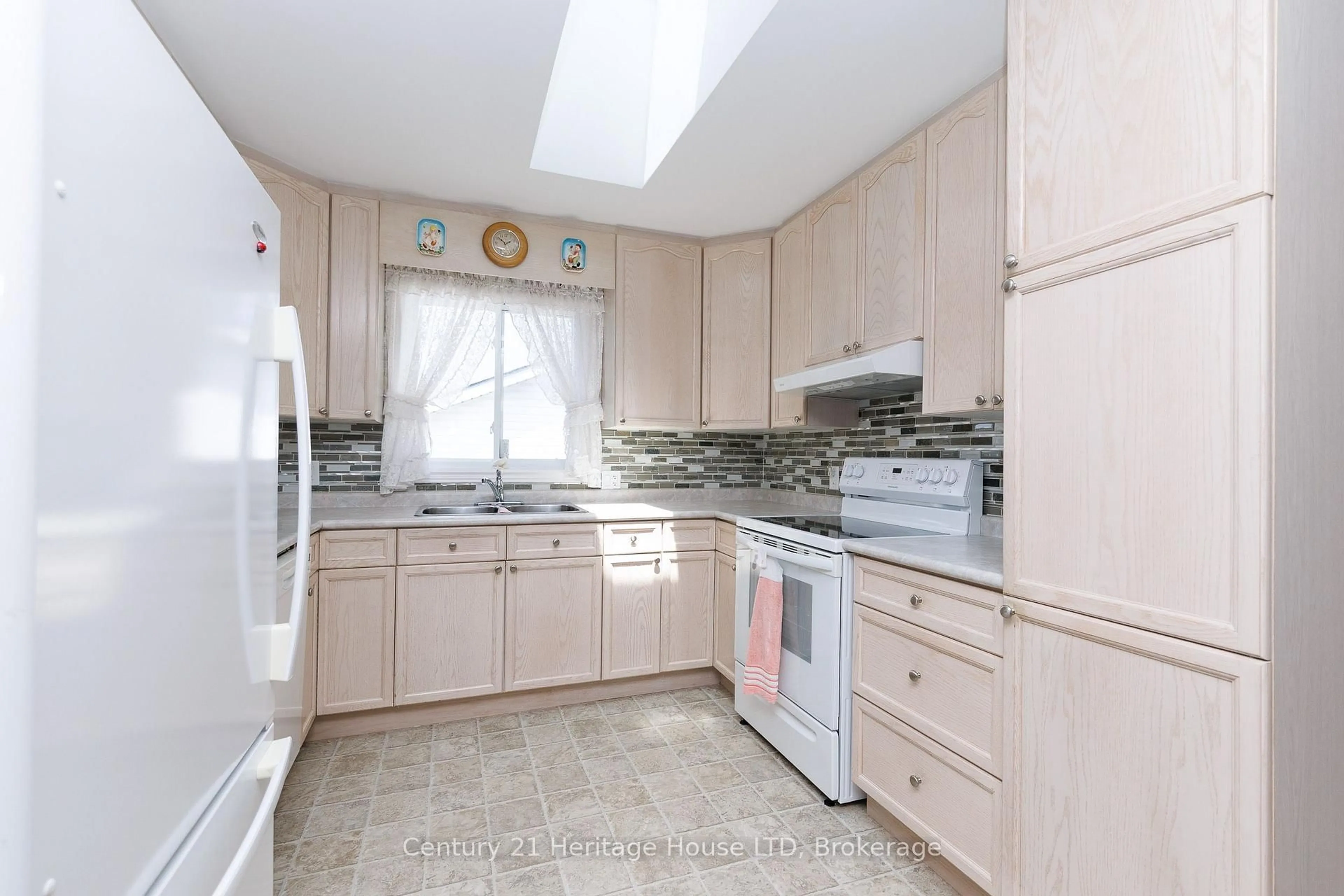 Standard kitchen, ceramic/tile floor for 121 Rochelle Cres, Fort Erie Ontario L0S 1N0