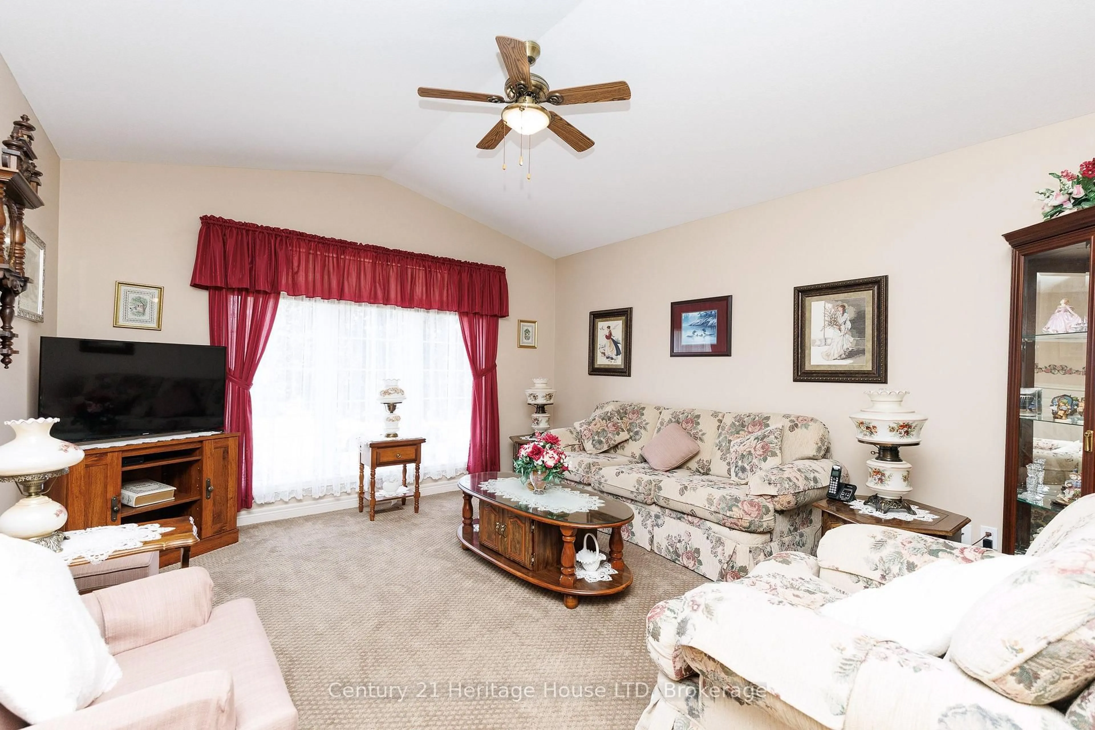 Living room with furniture, unknown for 121 Rochelle Cres, Fort Erie Ontario L0S 1N0