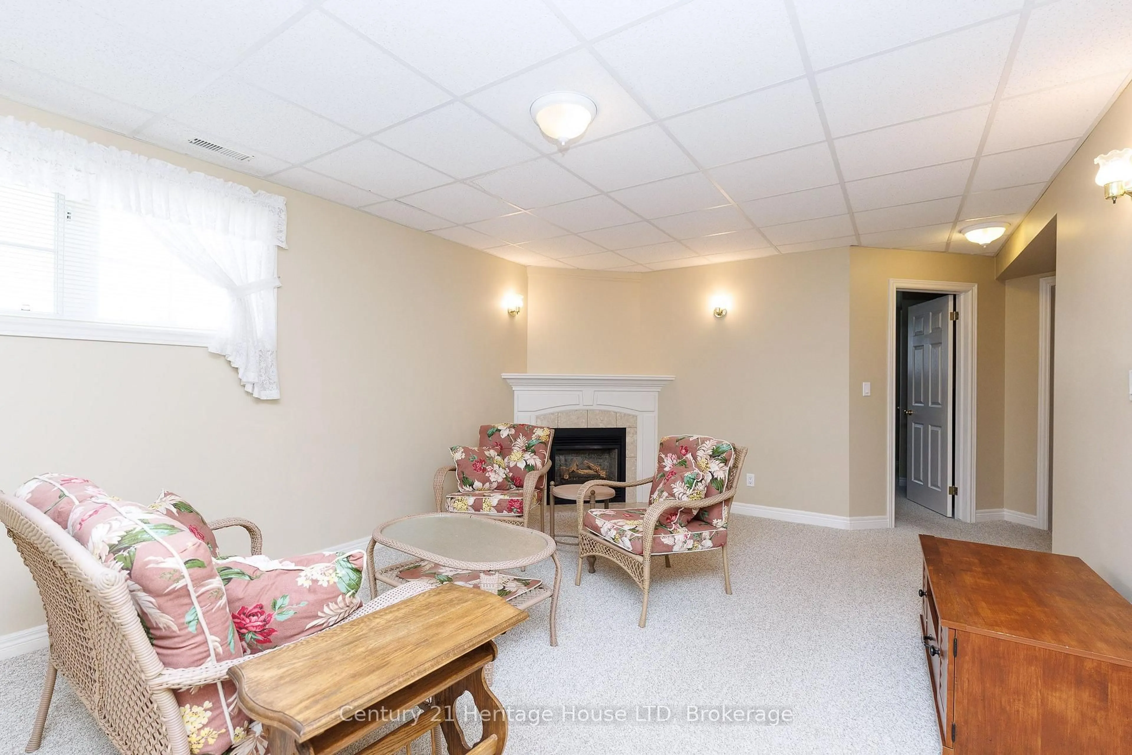 Living room with furniture, unknown for 121 Rochelle Cres, Fort Erie Ontario L0S 1N0