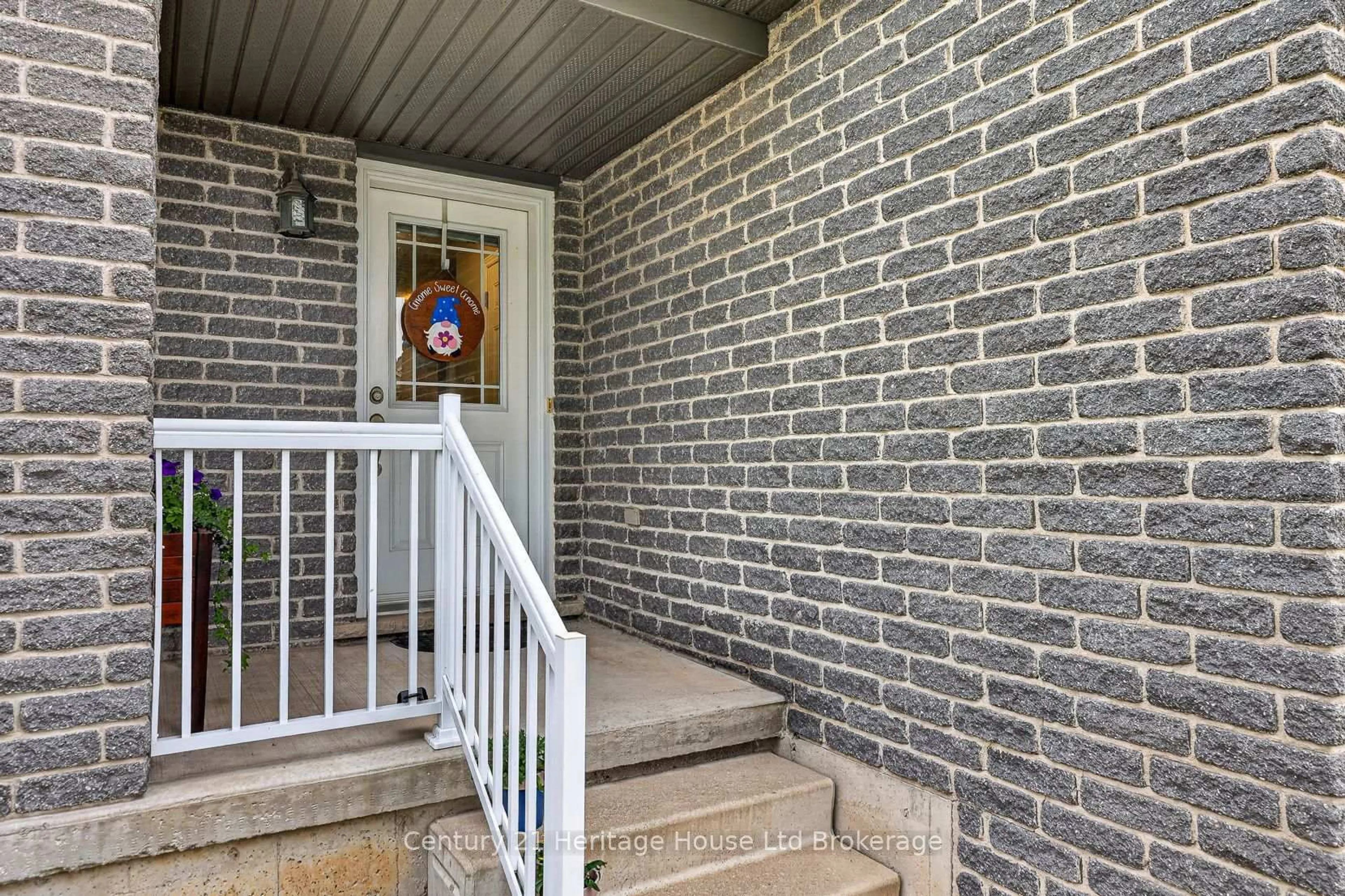 Indoor entryway for 1019 Marquette Dr, Woodstock Ontario N4V 0A9