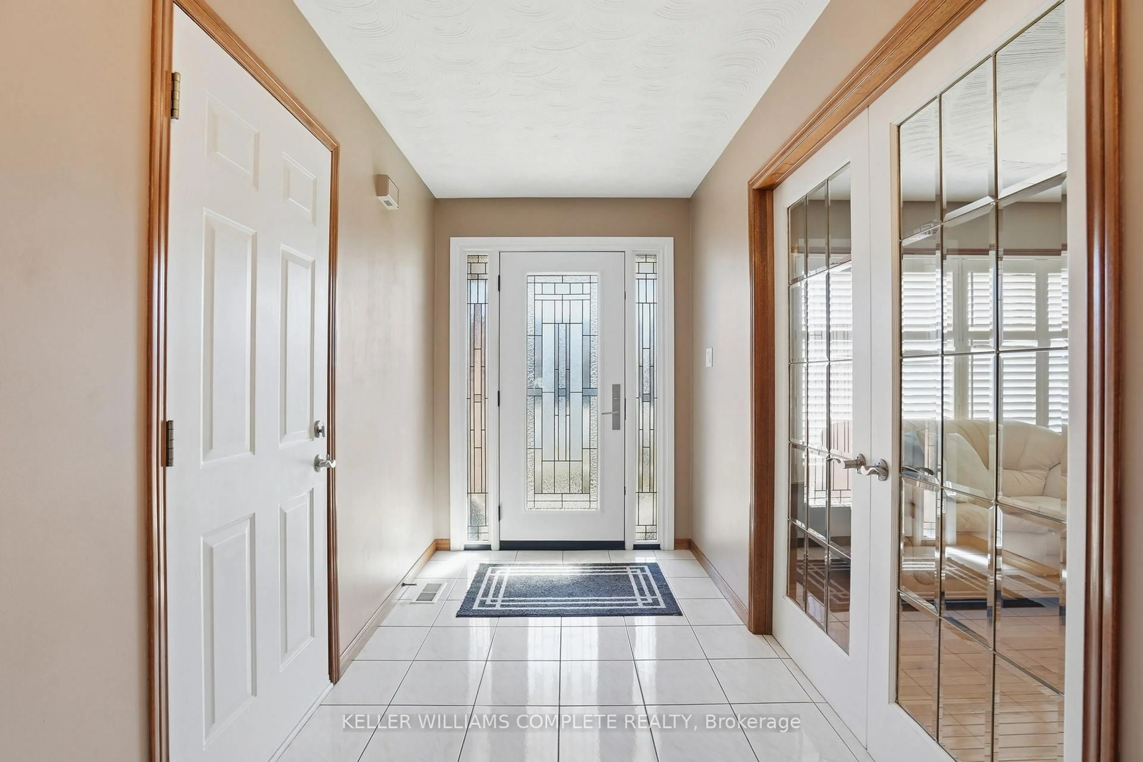 Indoor entryway for 32 Highbury Dr, Hamilton Ontario L8J 2T4