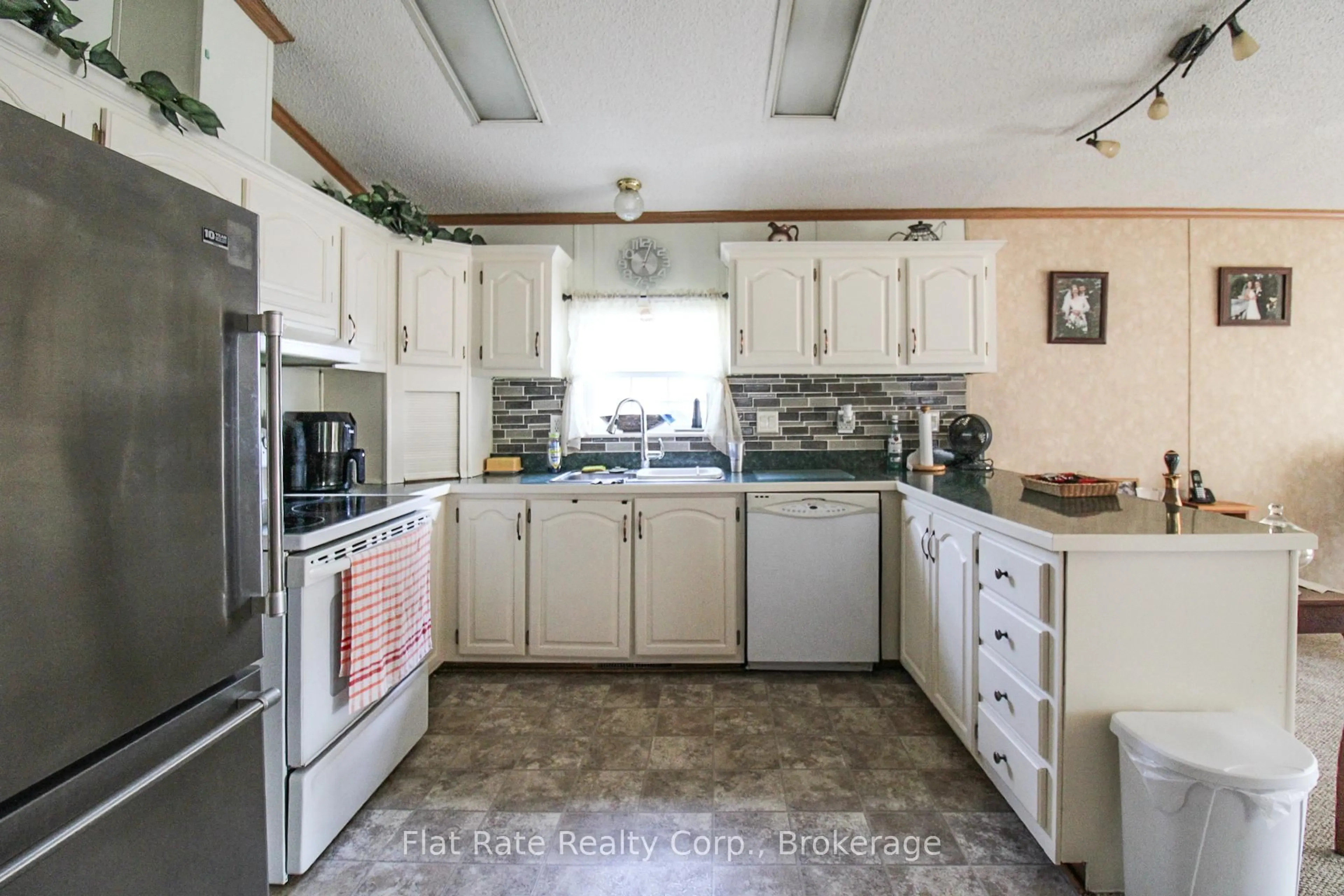 Standard kitchen, ceramic/tile floor for 11 MCGREGOR Dr, Otonabee-South Monaghan Ontario K0L 1G0