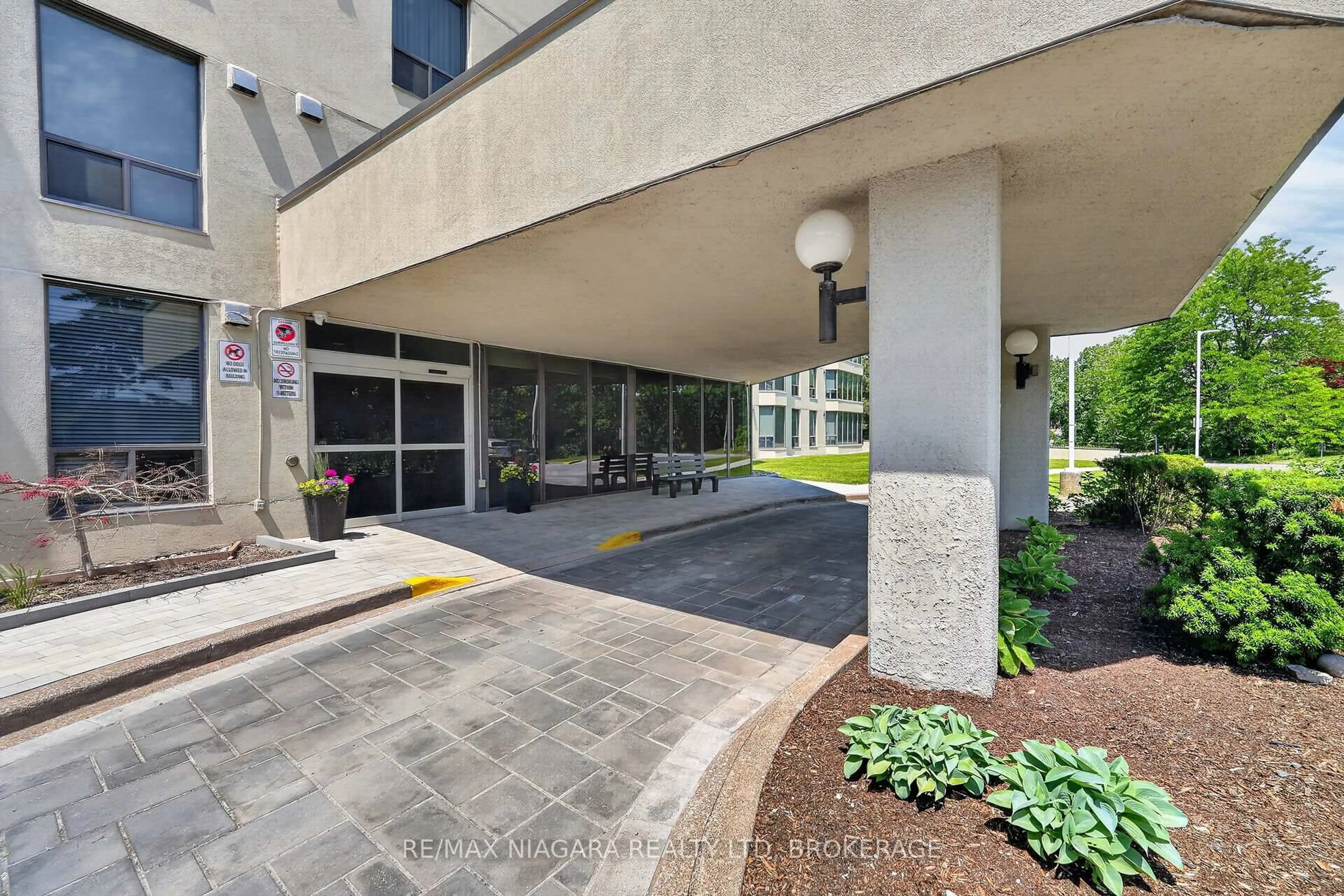 Indoor foyer for 81 SCOTT St #501, St. Catharines Ontario L2N 7L5