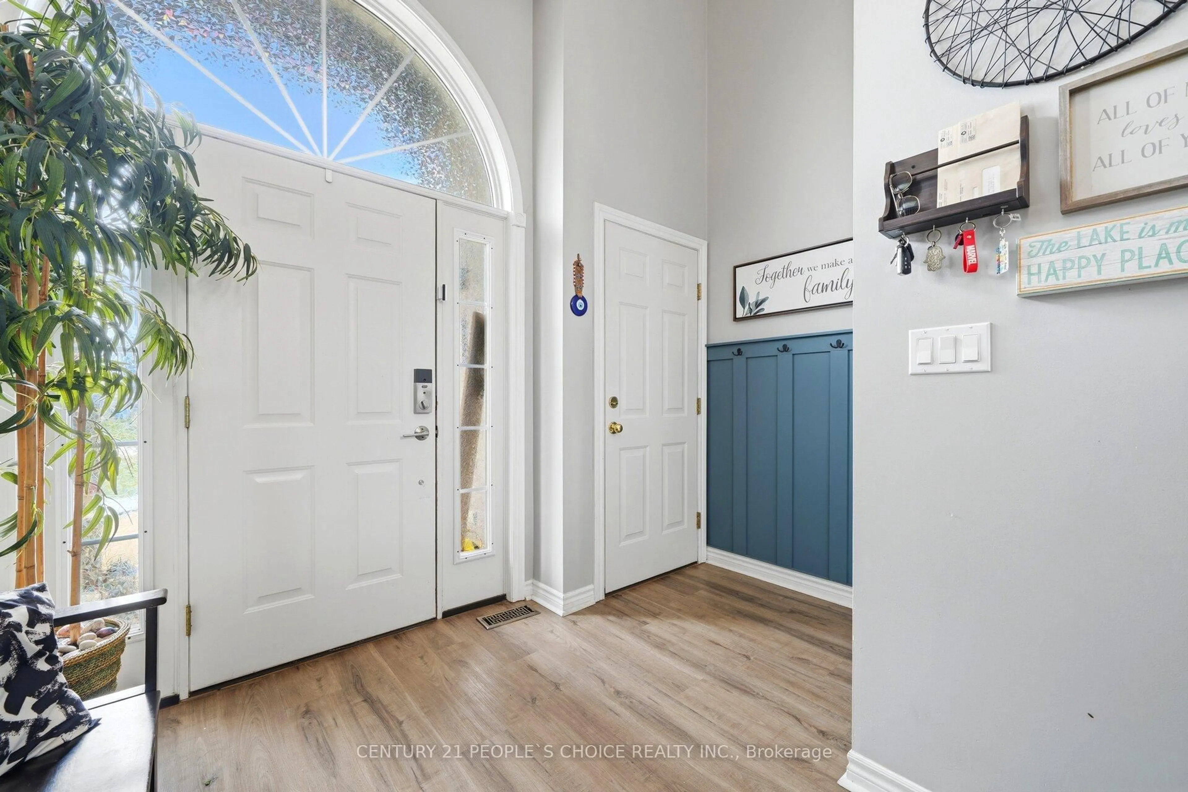 Indoor entryway for 792 OAKWOOD Dr, Saugeen Shores Ontario N0H 2C4