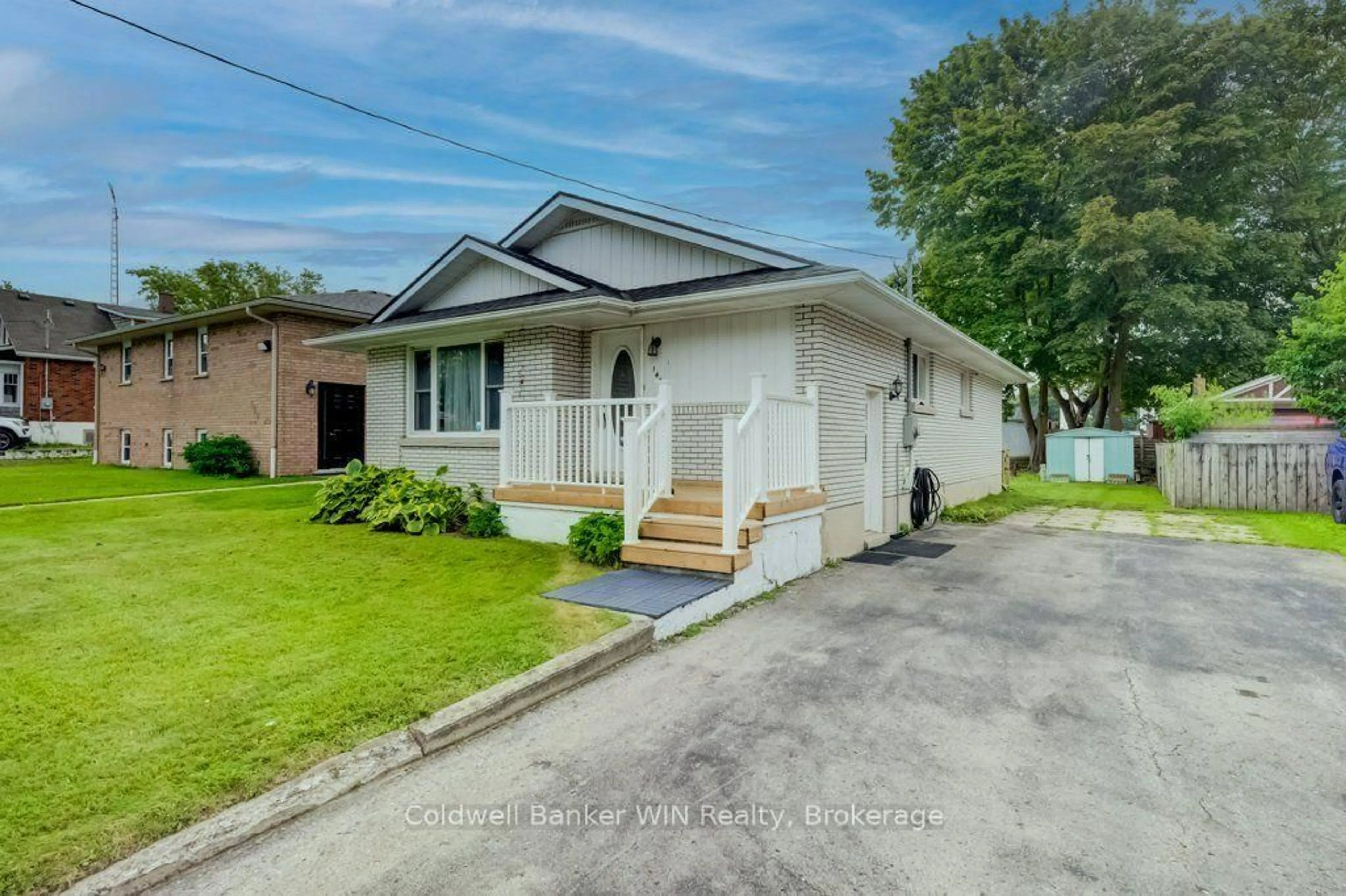 A pic from outside/outdoor area/front of a property/back of a property/a pic from drone, street for 140 Queen St, Wellington North Ontario N0G 2L3
