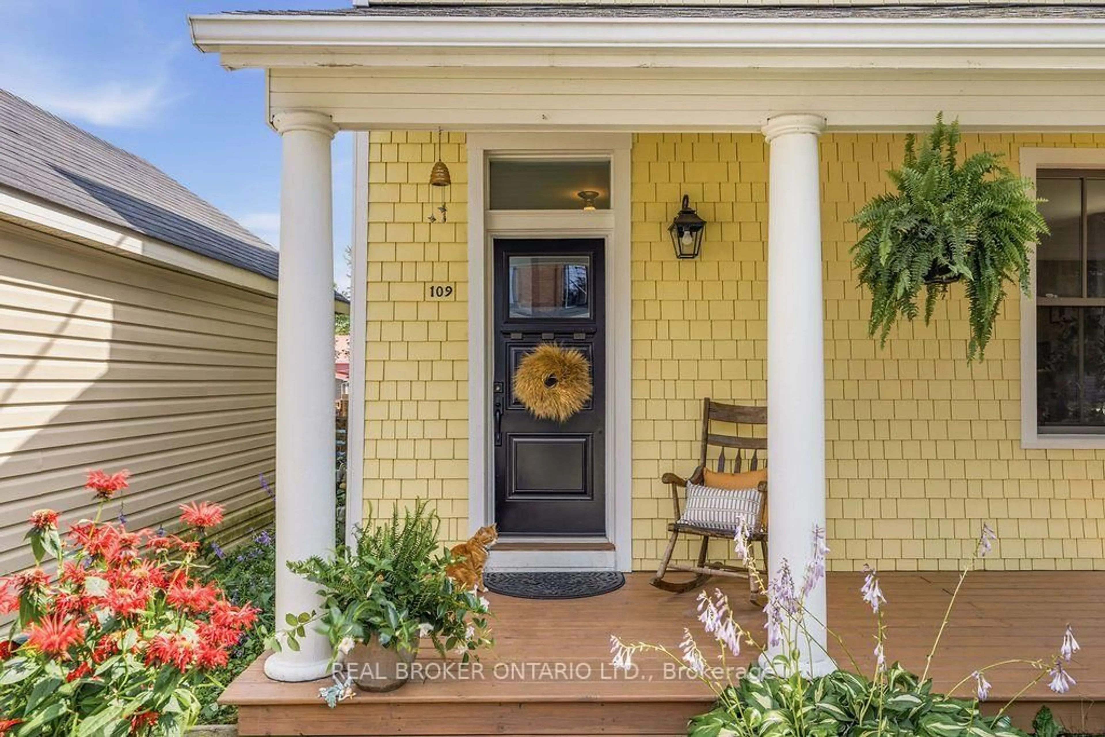 Indoor entryway for 109 Edward St, Almonte Ontario K0A 1A0