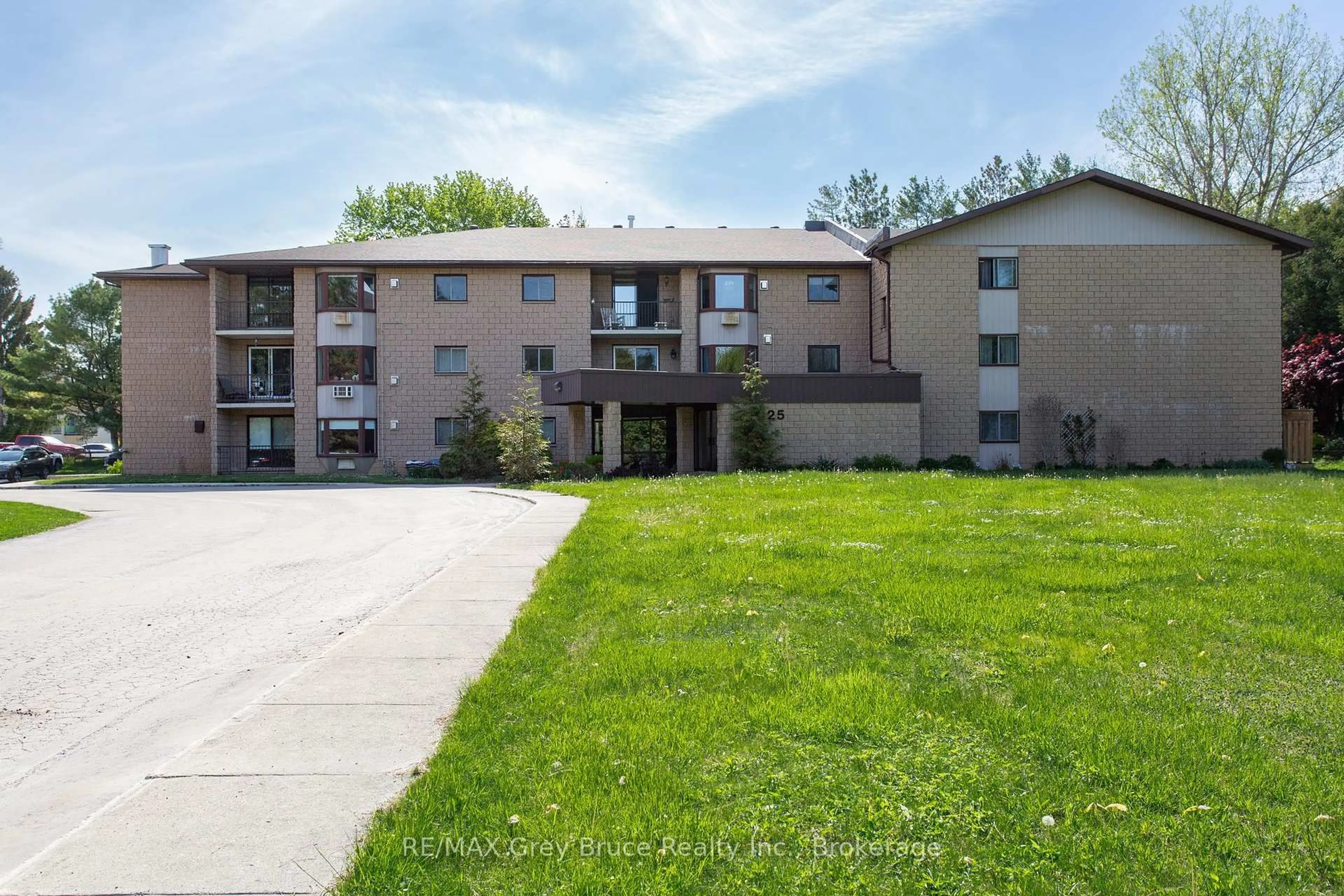 Patio, unknown for 125 Hinks St #206, Brockton Ontario N0G 2V0