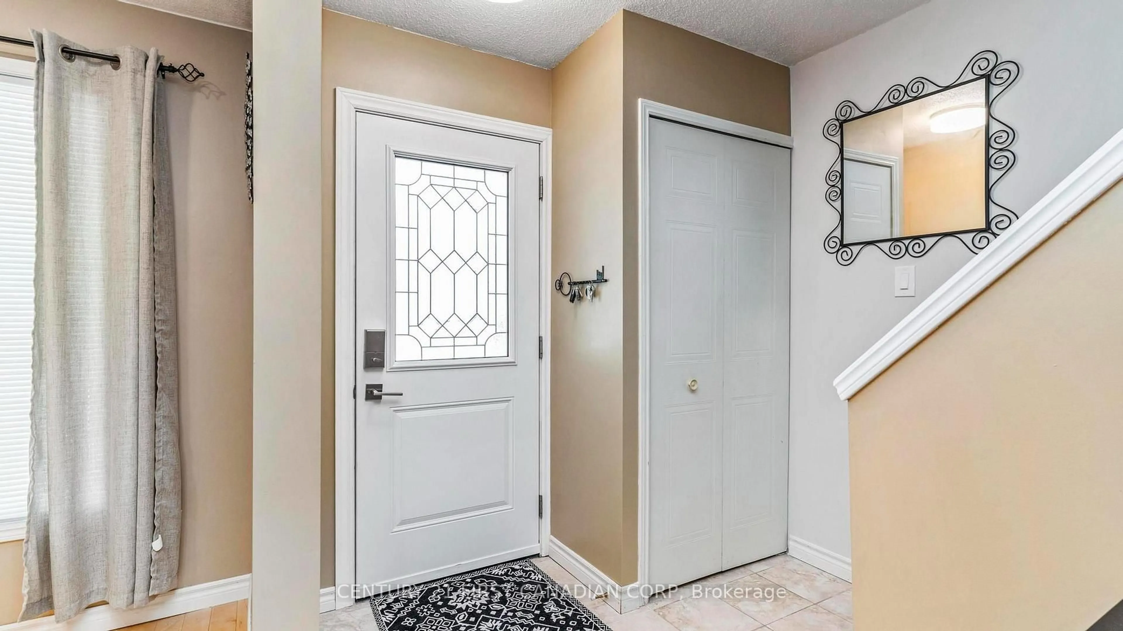 Indoor entryway for 925 Lawson Rd #39, London North Ontario N6G 4X3