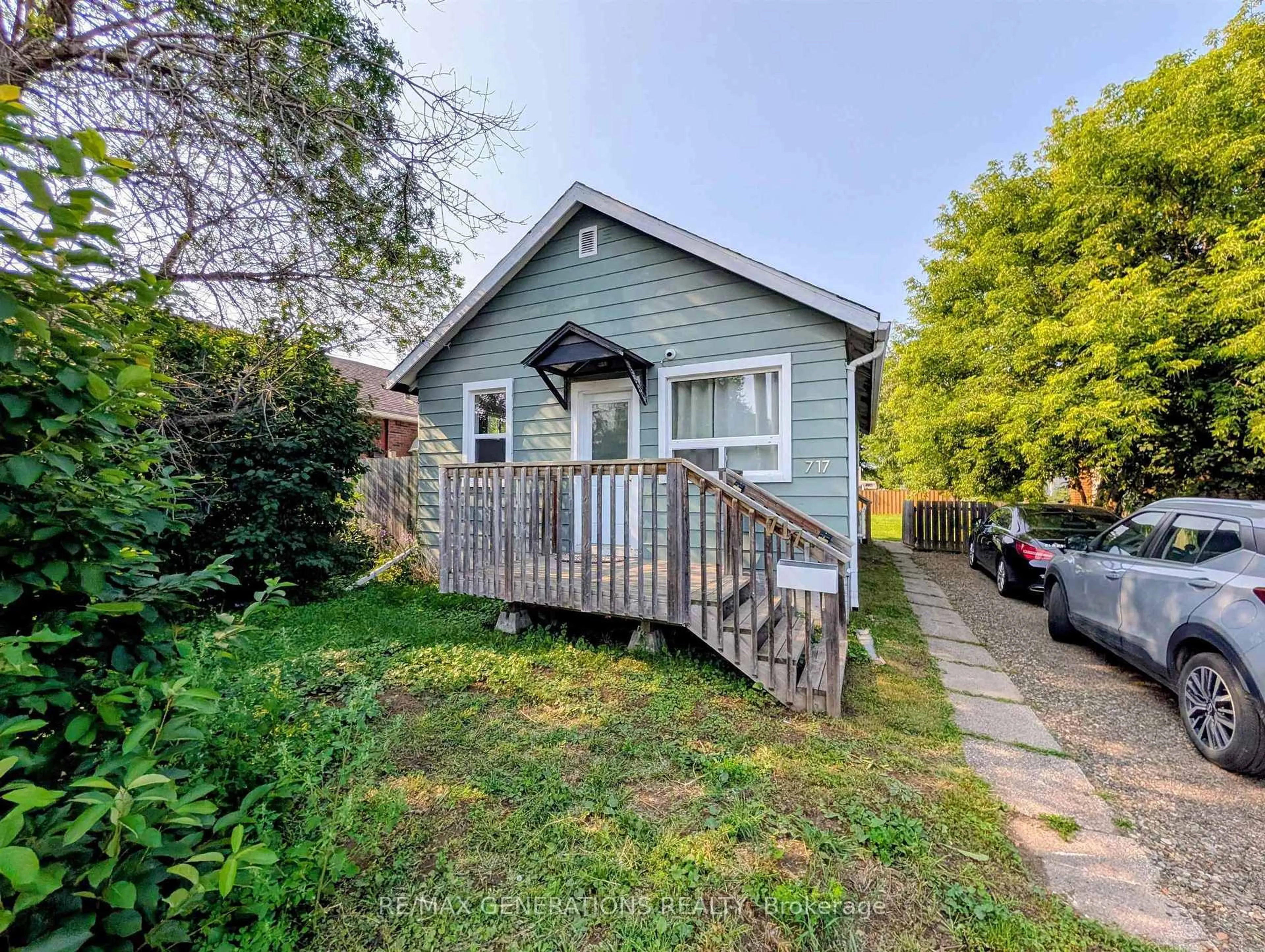 A pic from outside/outdoor area/front of a property/back of a property/a pic from drone, street for 717 NORTHERN Ave, Thunder Bay Ontario P7C 2W1