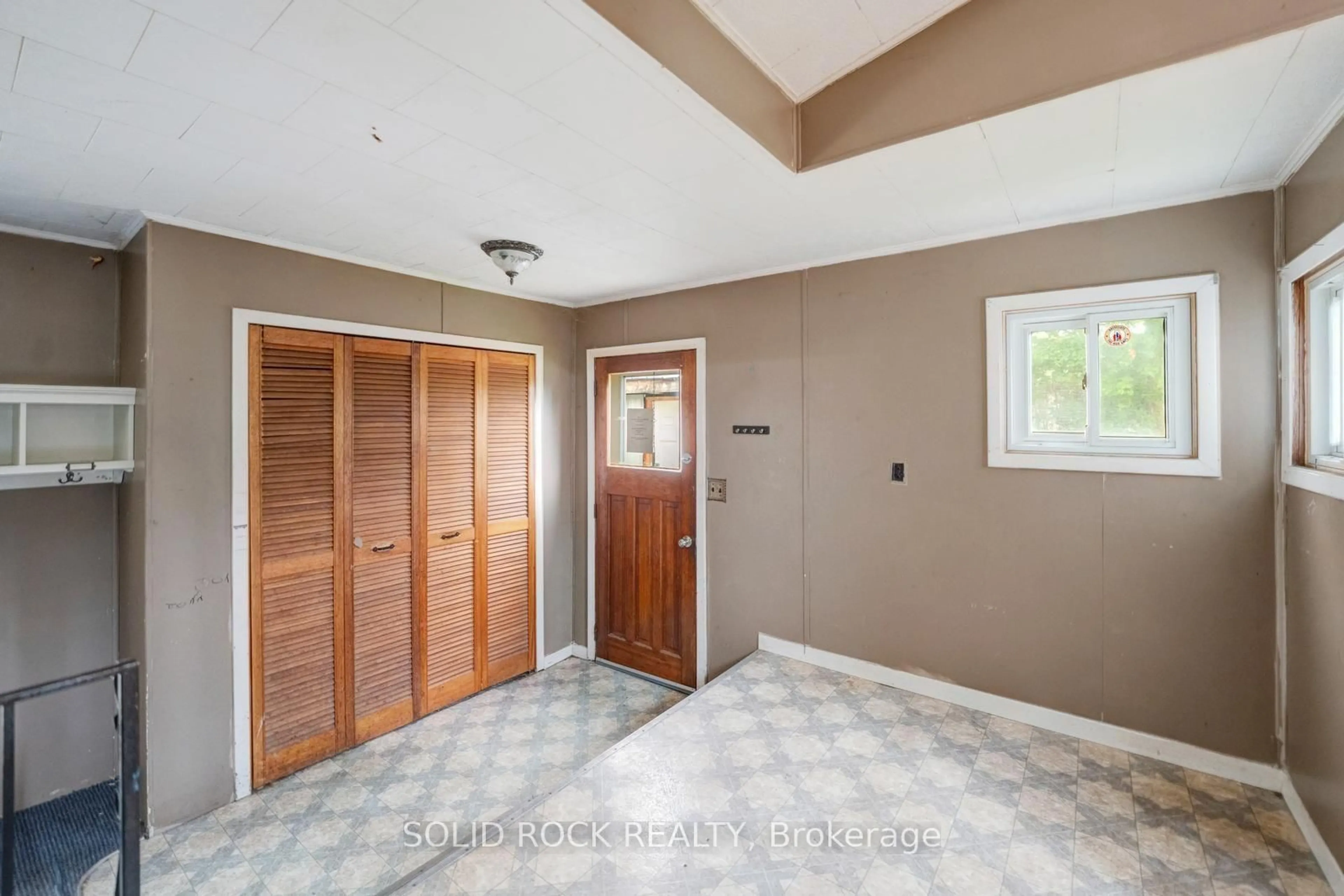Indoor entryway for 8699 Dale Rd, Hamilton Township Ontario K9A 4J7