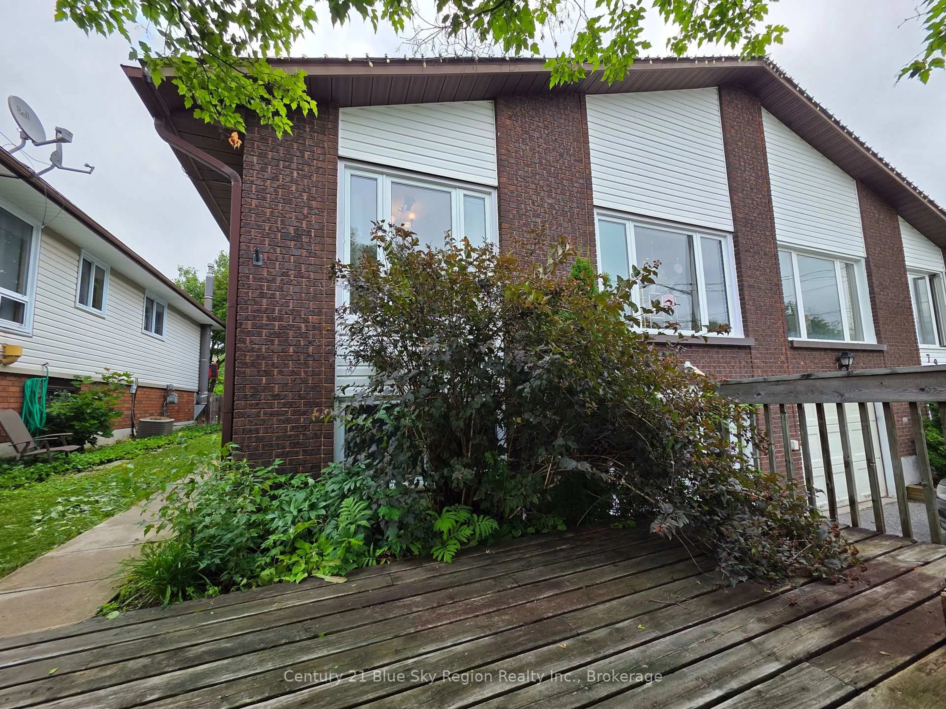 A pic from outside/outdoor area/front of a property/back of a property/a pic from drone, unknown for 798 McKay Ave, North Bay Ontario P1B 7W3