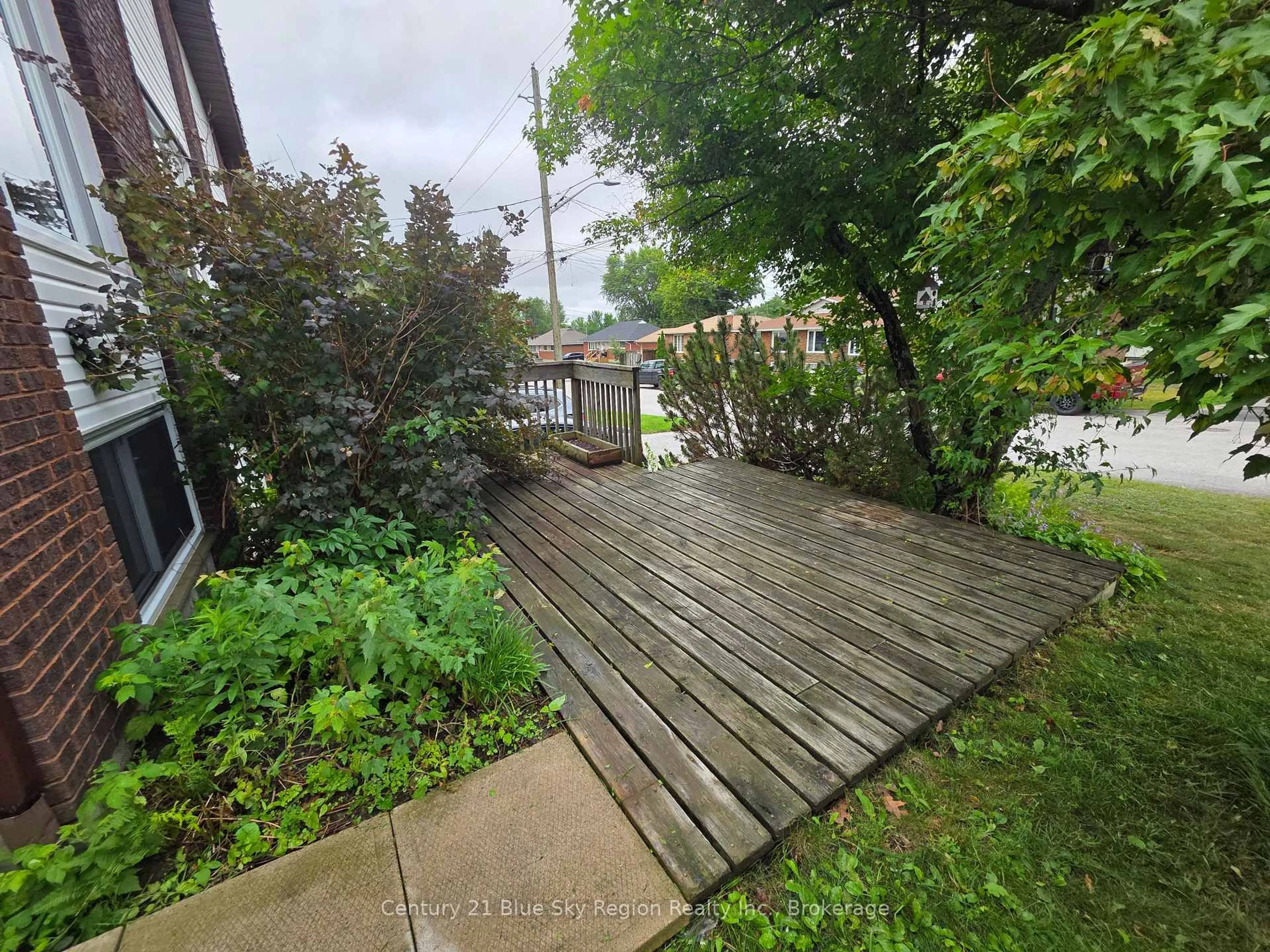 A pic from outside/outdoor area/front of a property/back of a property/a pic from drone, street for 798 McKay Ave, North Bay Ontario P1B 7W3