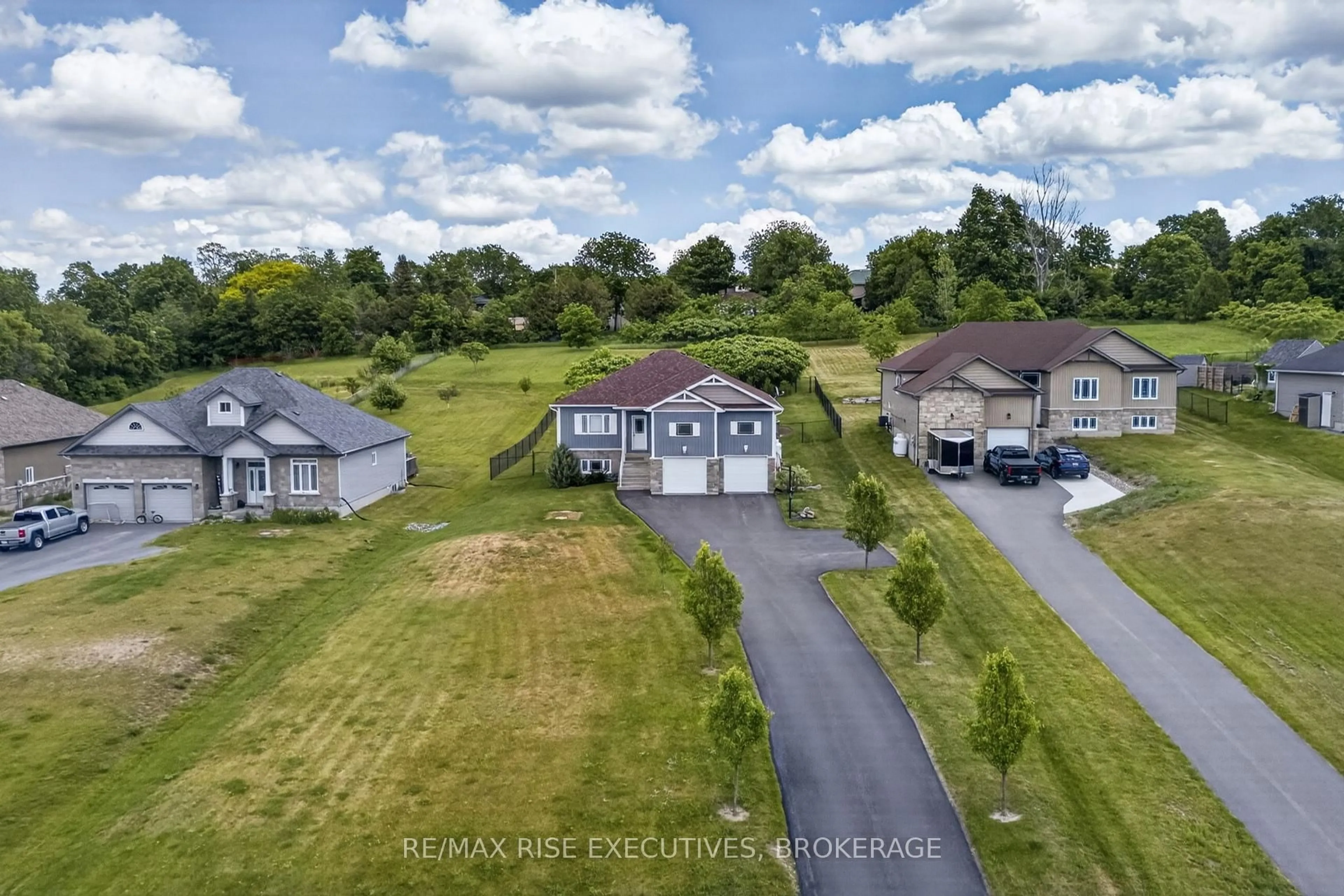 A pic from outside/outdoor area/front of a property/back of a property/a pic from drone, unknown for 131 Morgan Dr, Sydenham Ontario K0H 2T0