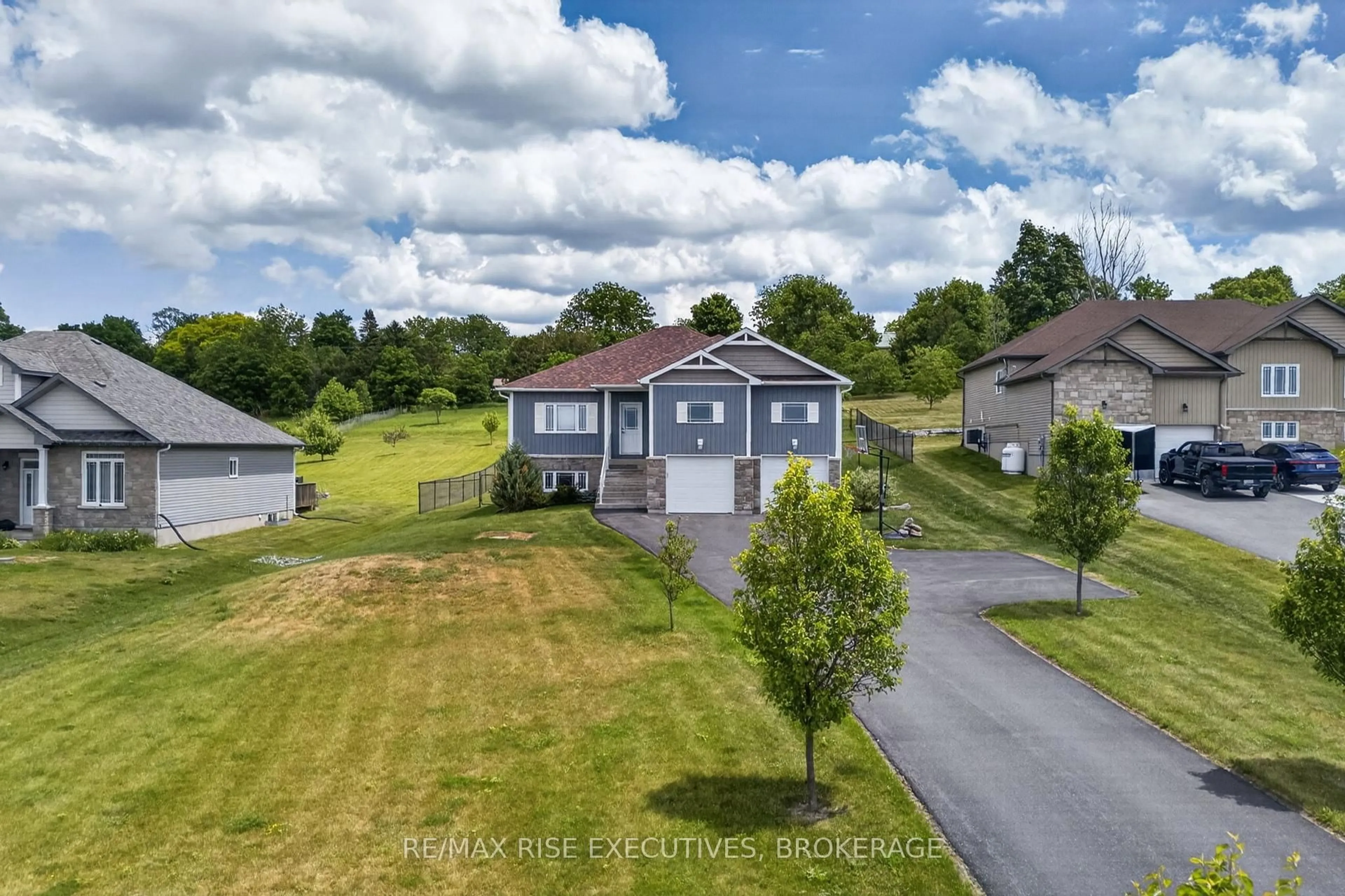 A pic from outside/outdoor area/front of a property/back of a property/a pic from drone, unknown for 131 Morgan Dr, Sydenham Ontario K0H 2T0