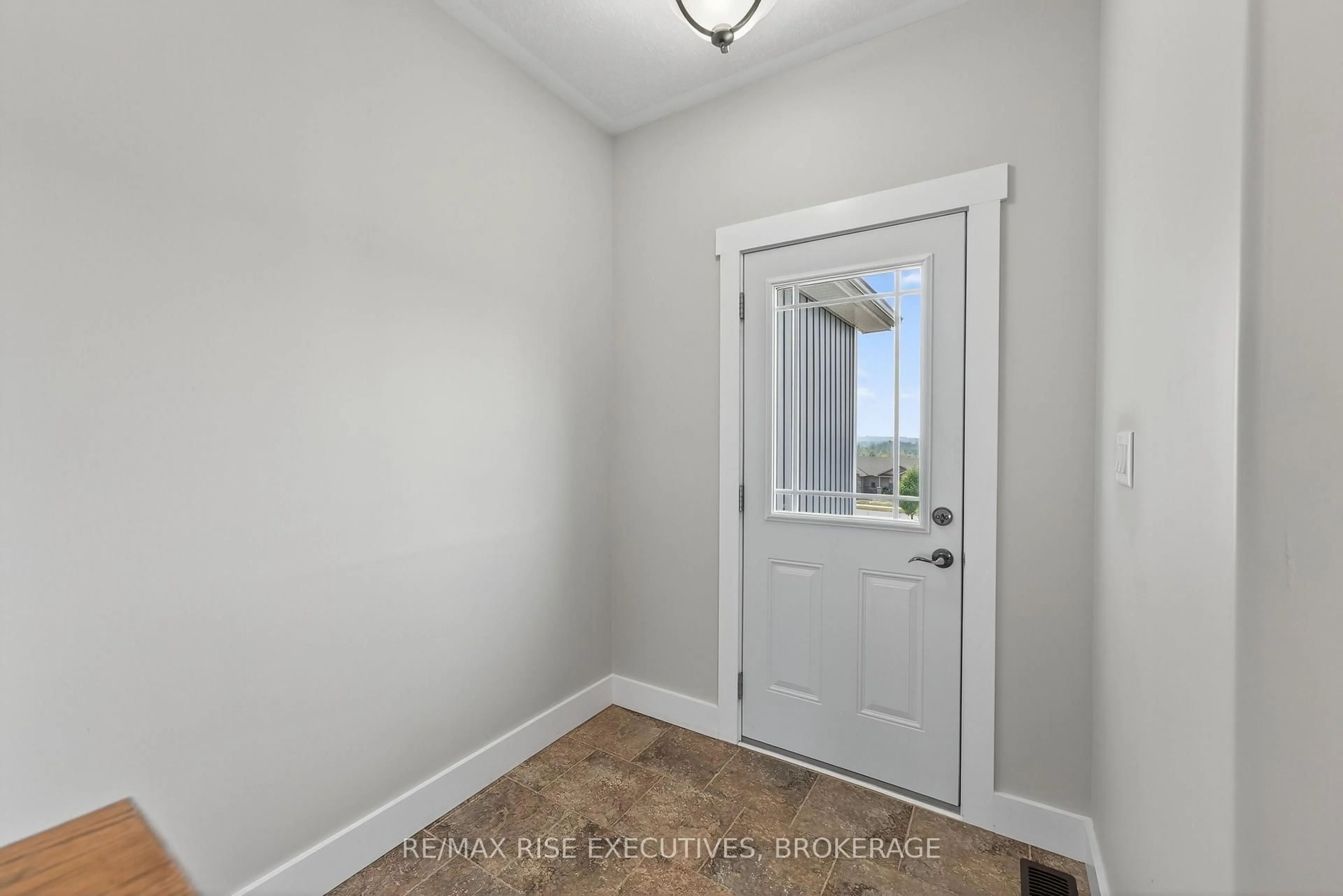 Indoor entryway for 131 Morgan Dr, Sydenham Ontario K0H 2T0