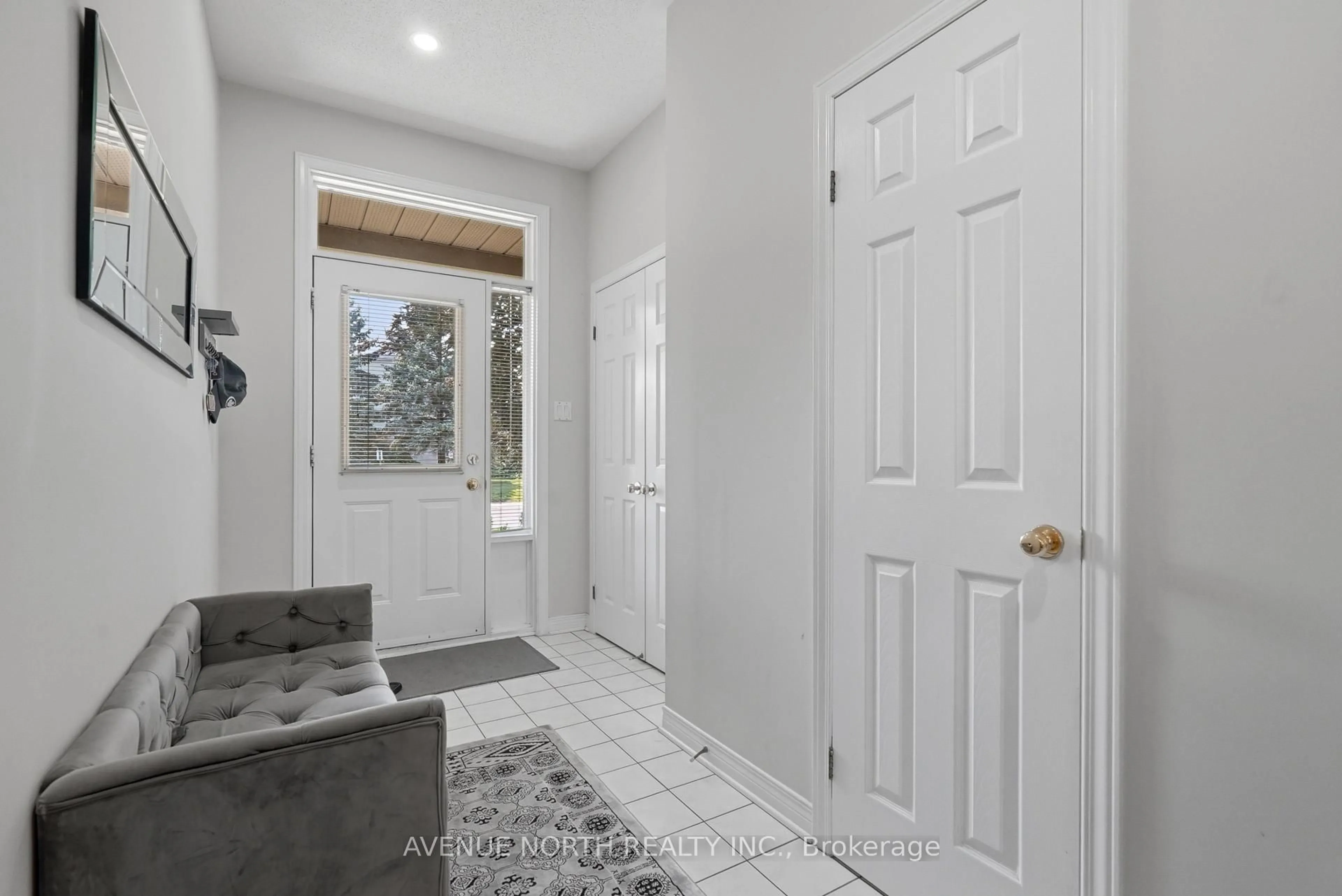 Indoor entryway for 276 Windhurst Dr, Ottawa Ontario K2G 6G9